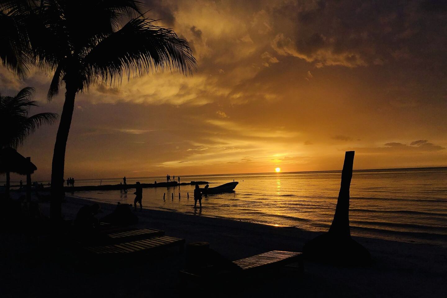 Zonsondergang bij La Palapa op Isla Holbox in Mexico