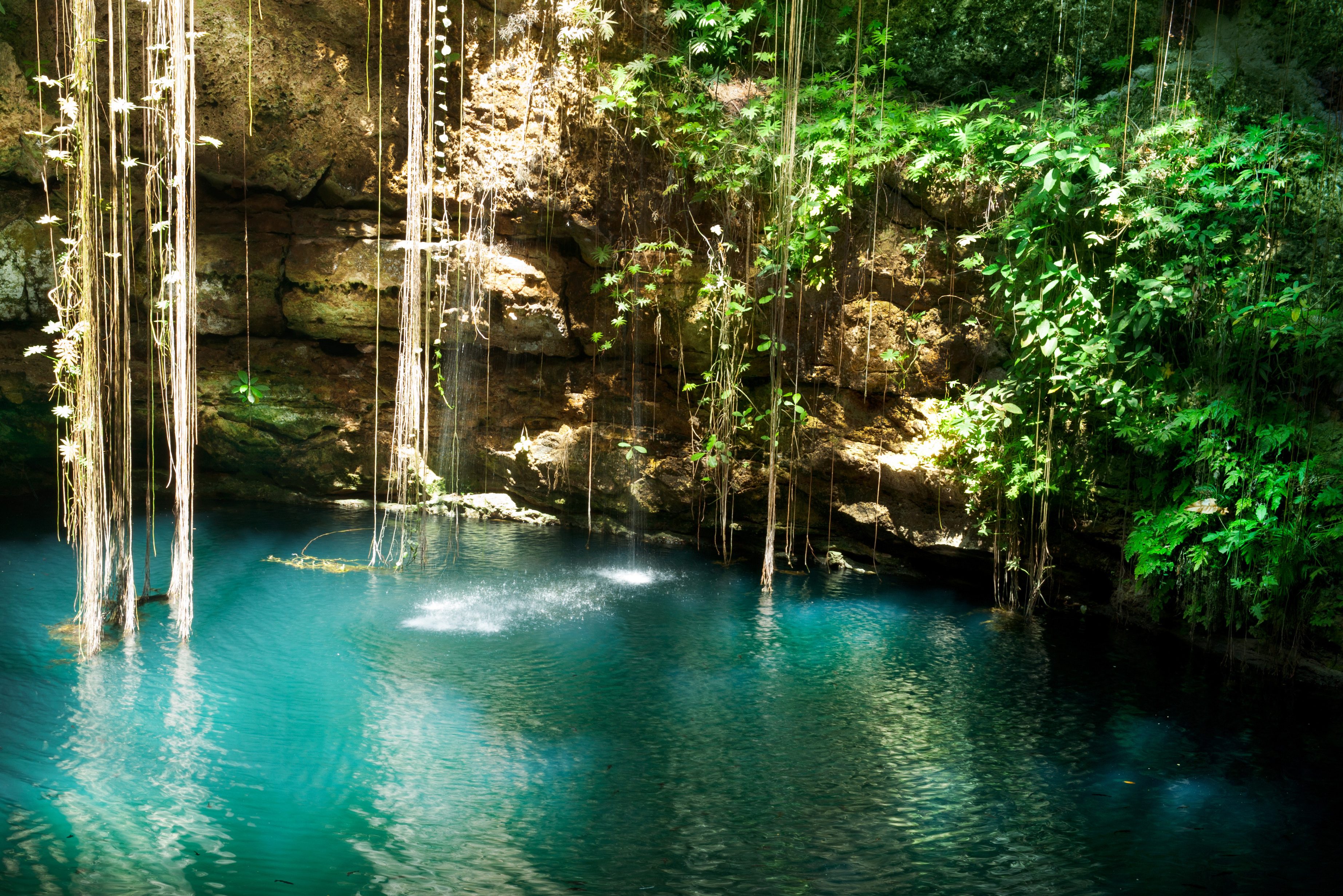 Ik Kil cenote vlakbij Chichen Itza in Yucatan Mexico