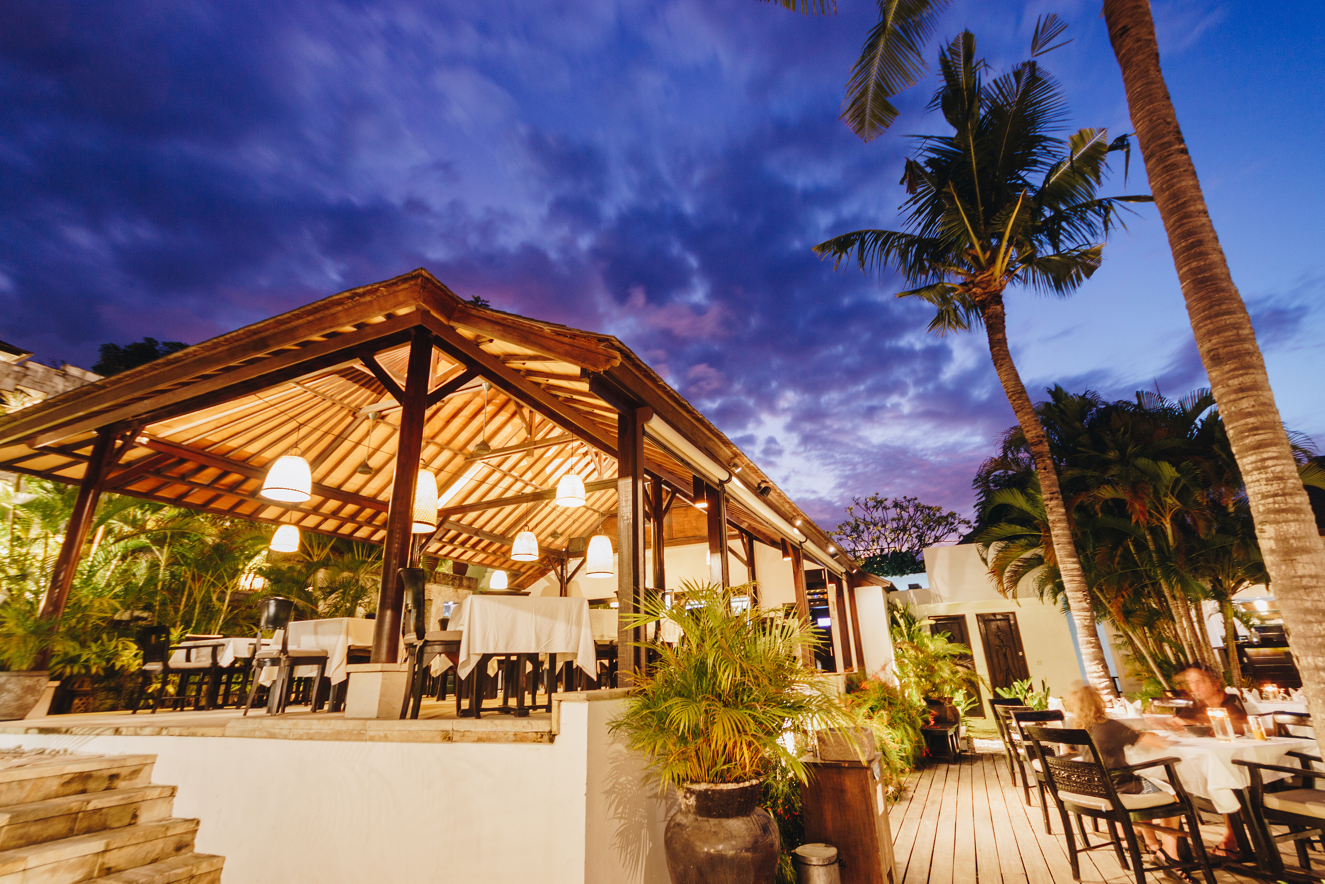 Indonesië-Bali-Nusa-Lembongan-Batu-Karang-Muntigs-blik-op-restaurant