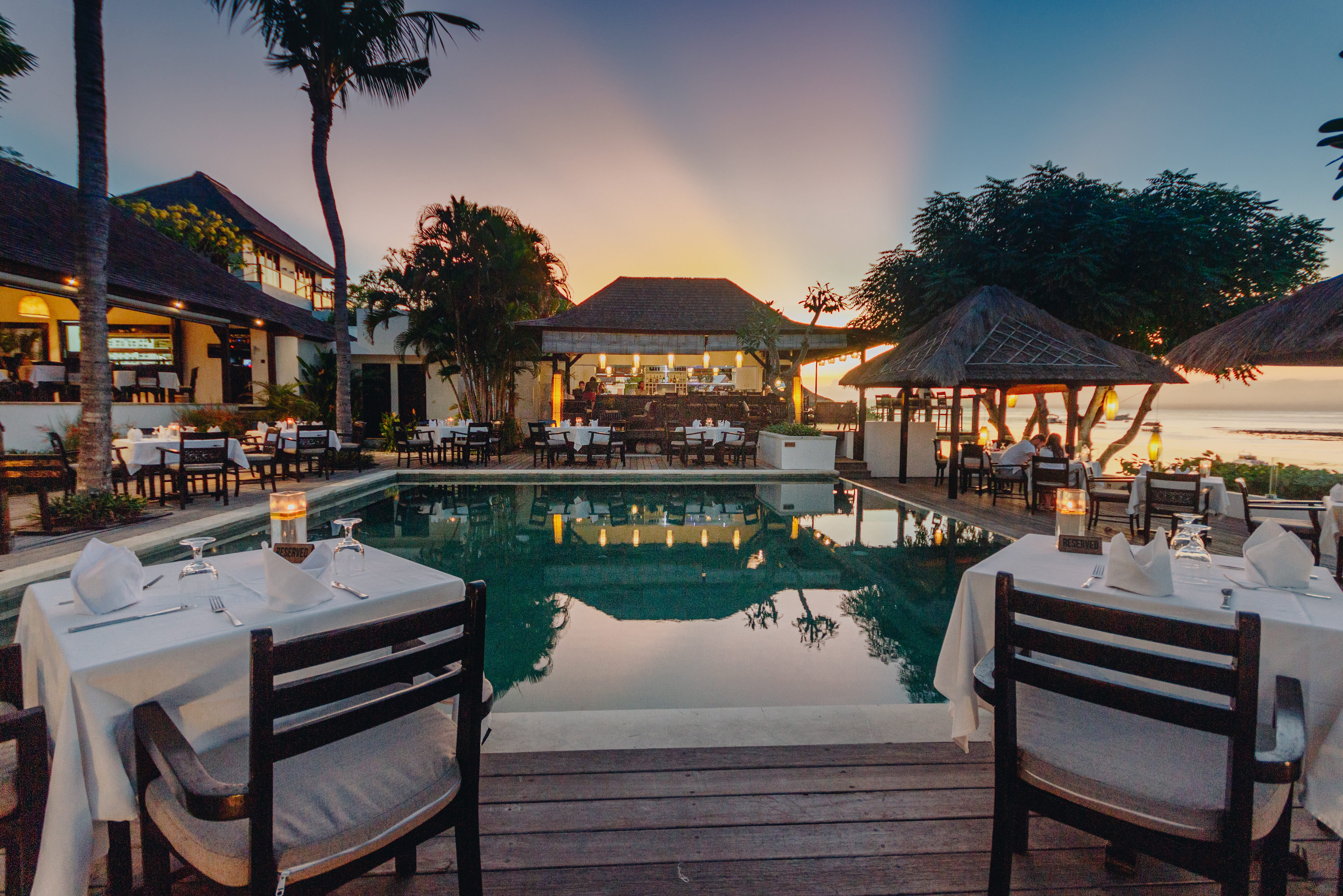 Indonesië-Bali-Nusa-Lembongan-Batu-Karang-Muntigs-Restaurant-diner-bij-zonsondergang