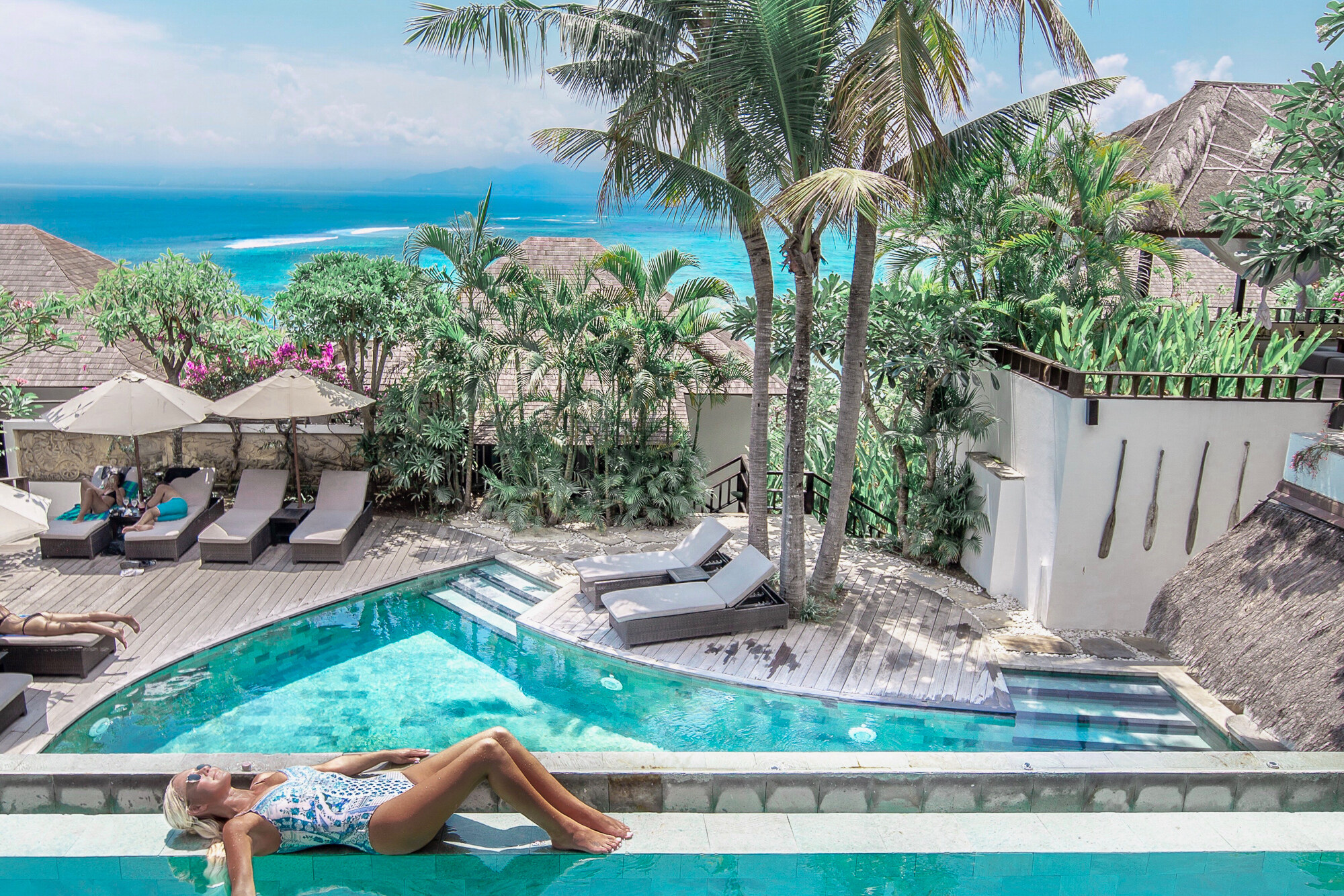 Indonesië-Bali-Nusa-Lembongan-Batu-Karang-Muntigs-vrouw-ligt-bij-zwembad-2