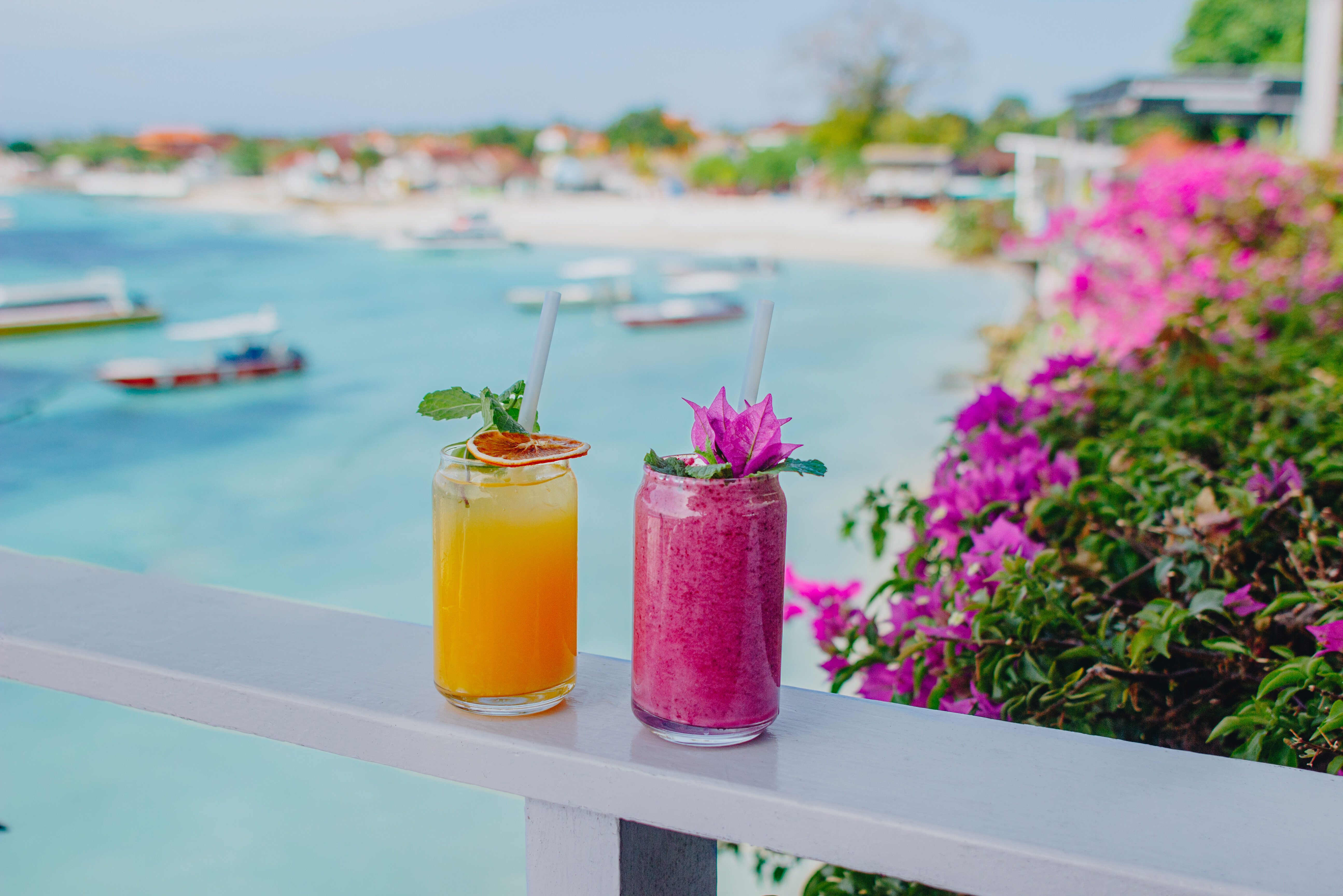 Indonesië-Bali-Nusa-Lembongan-Batu-Karang-Cafe-Deck-verse-sapjes-met-uitzicht