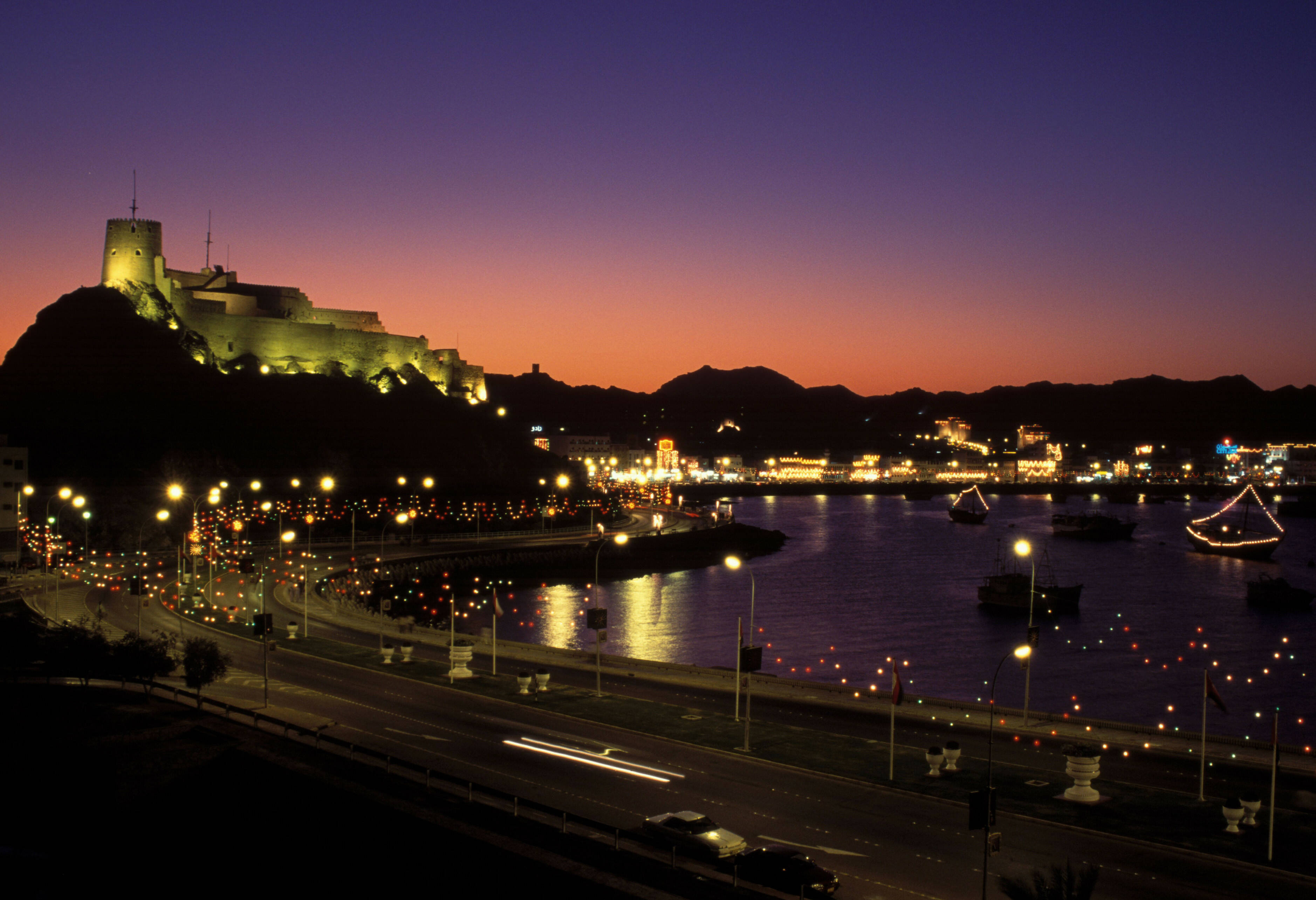 Muttrah Fort Muscat in de avond