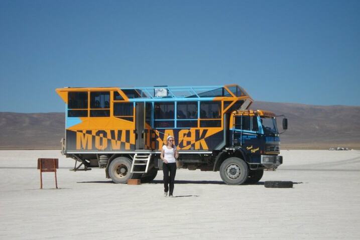 Vrouw voor Movitrack bus Salta Argentinië