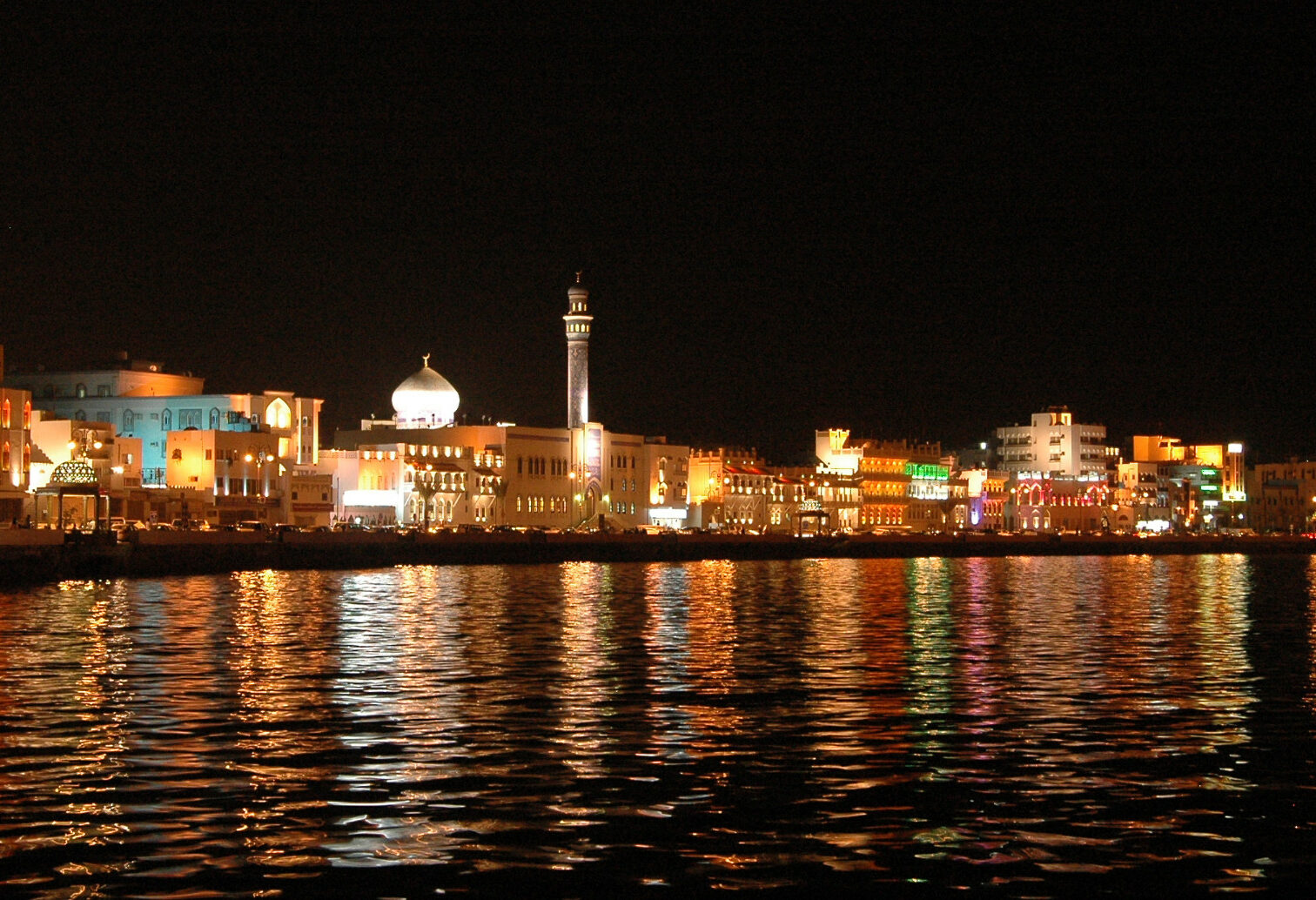 Muttrah Corniche bij nacht