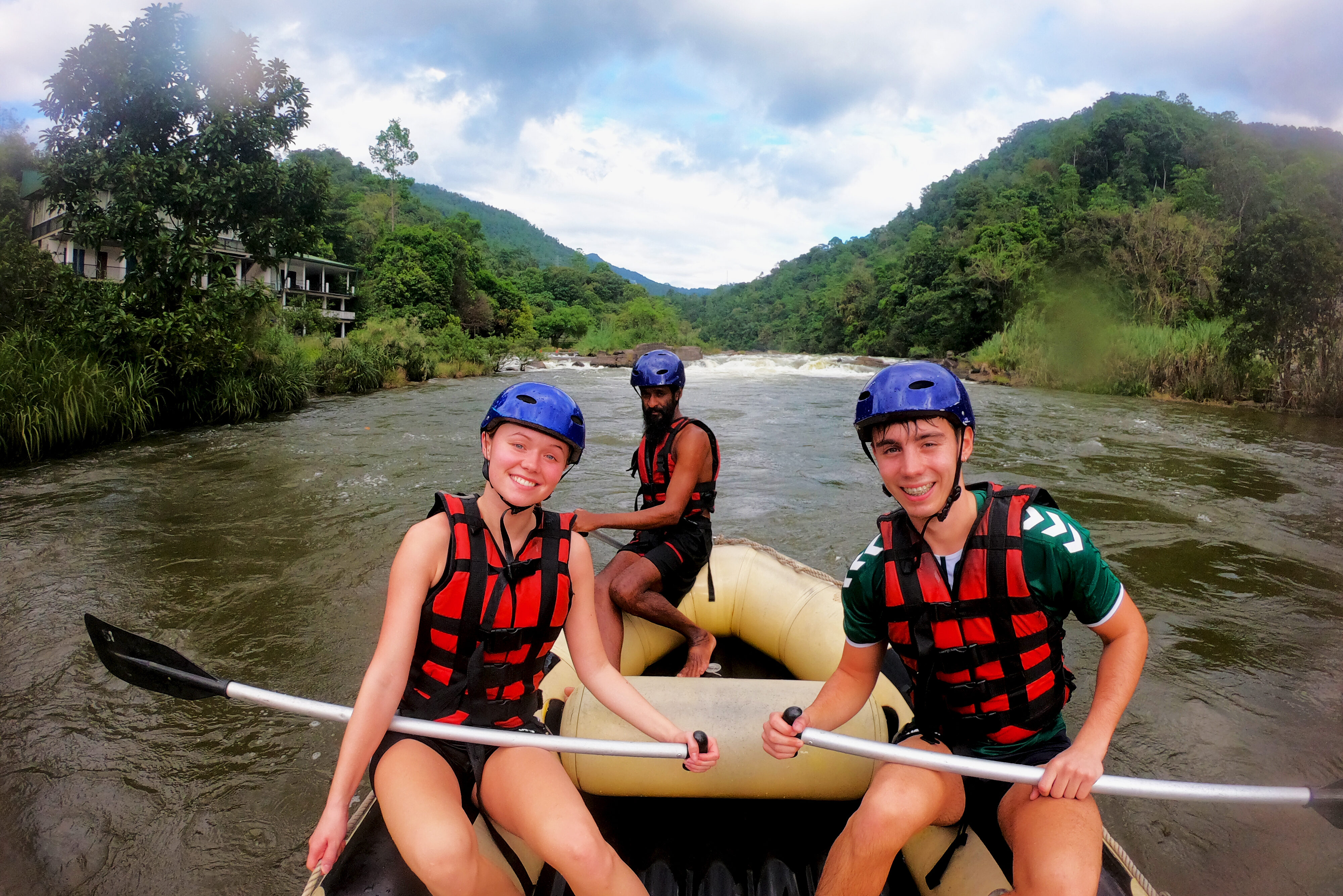 Jong stel aan het raften Kelani Sri Lanka