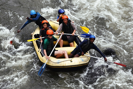 Groep in stroomversnelling Kelina rivier Sri Lanka