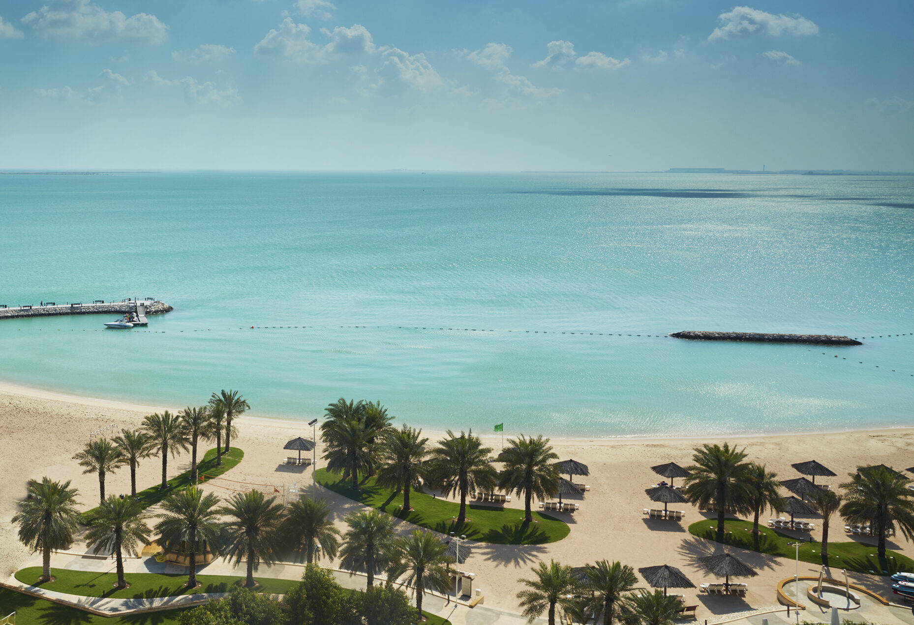 Het strand van het Intercontinental Beach Resort in Doha in Qatar