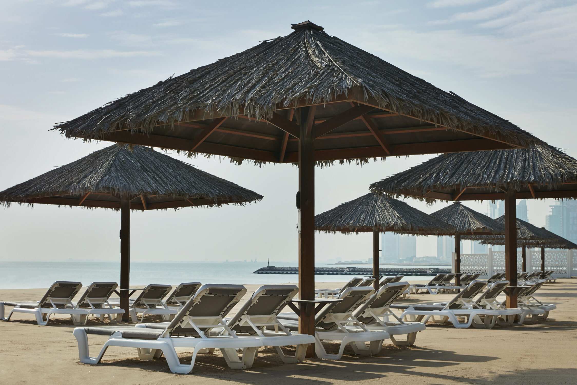 Ligbedjes op het strand bij het Intercontinental Beach Resort in Doha in Qatar