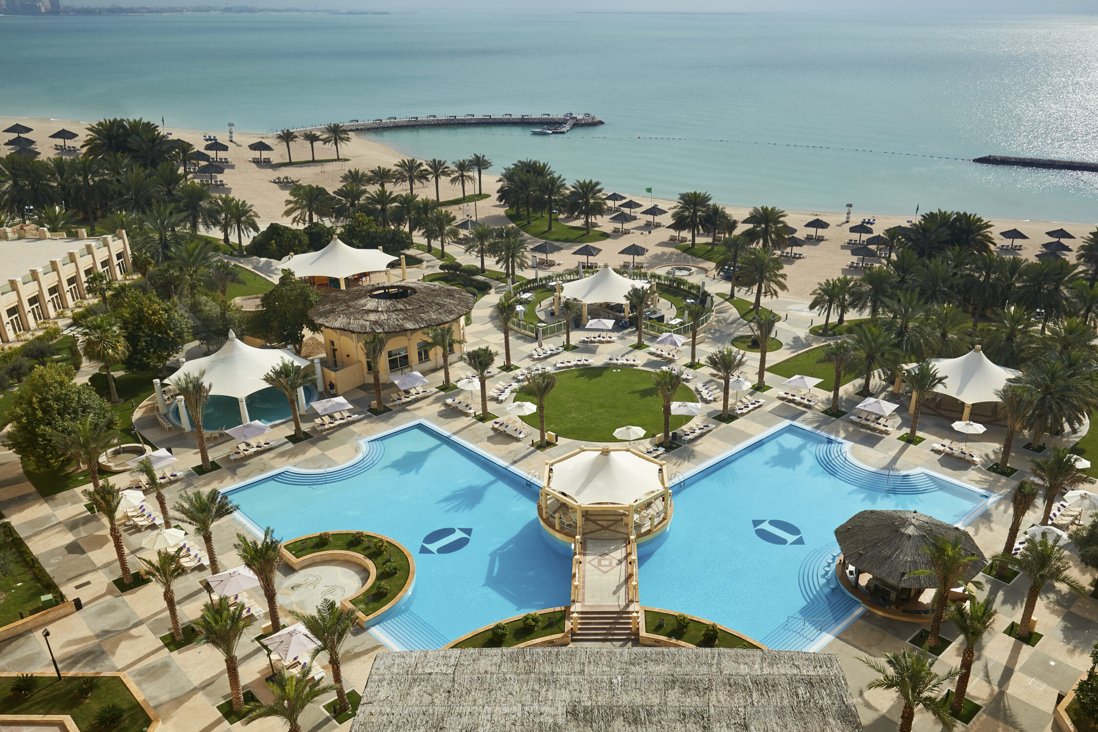 Strand en zwembad van het Intercontinental Beach Resort in Doha in Qatar