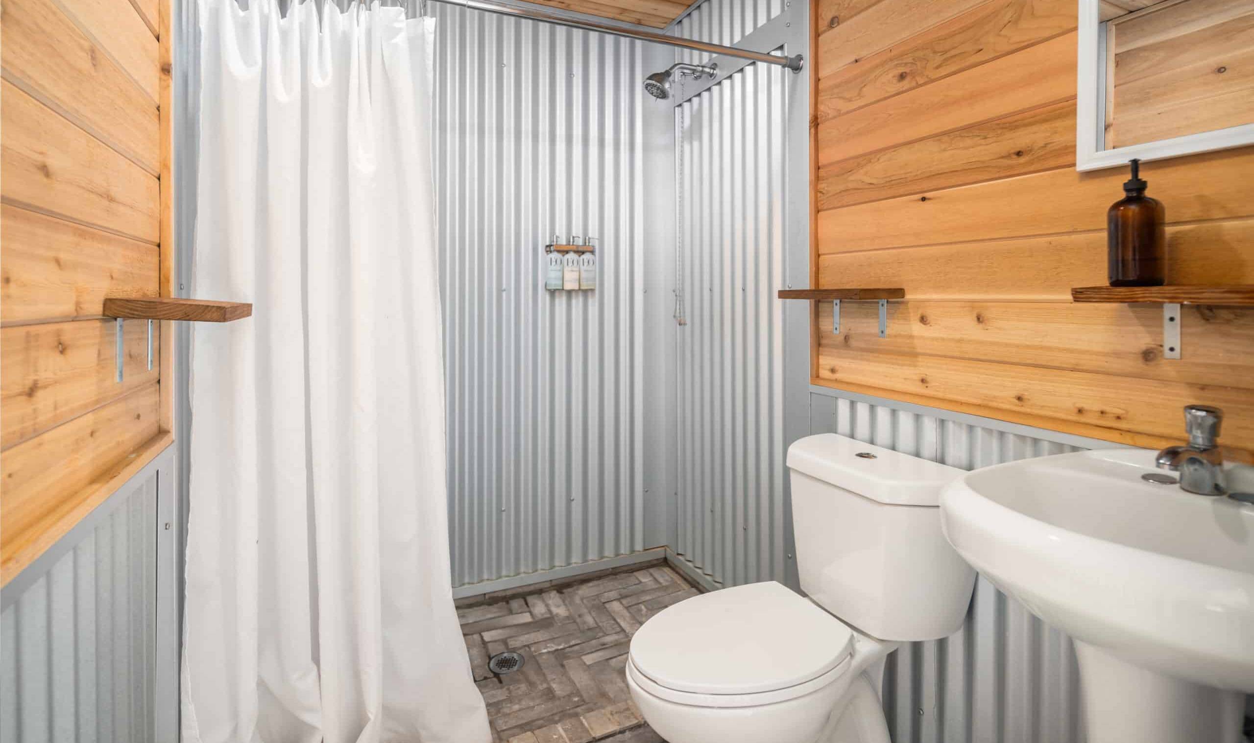 amerika yellowstone under canvas safari tent gezamelijke badkamer