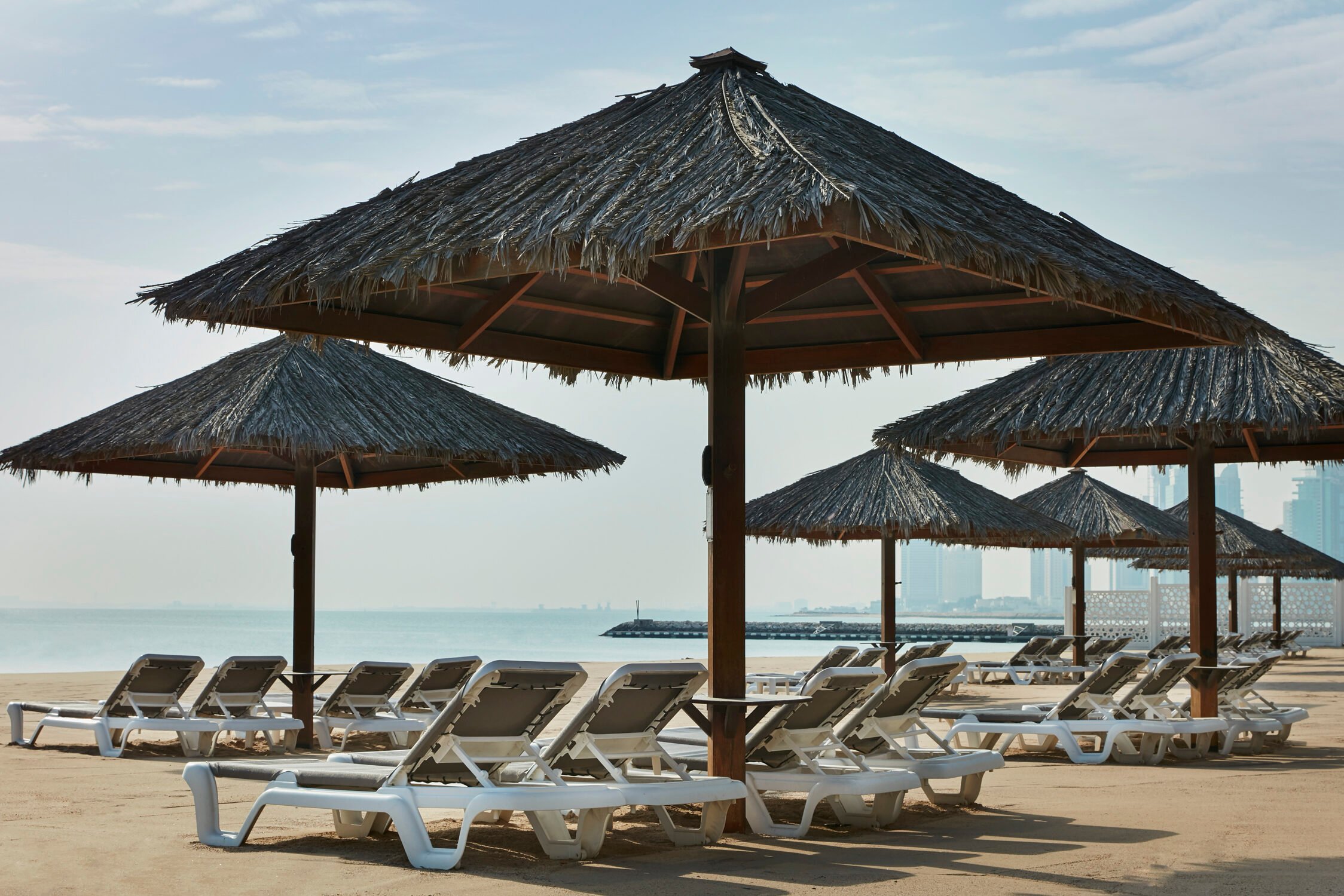 Ligbedjes op het strand van het Intercontinental Beach Resort in Doha in Qatar