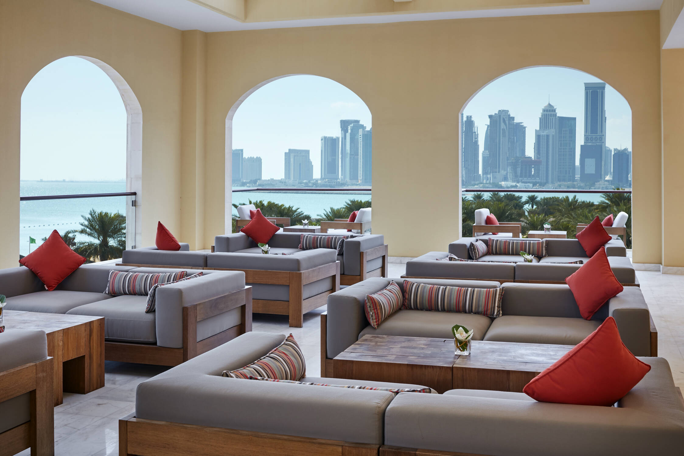 Club Lounge terras in het Intercontinental Beach Resort in Doha in Qatar