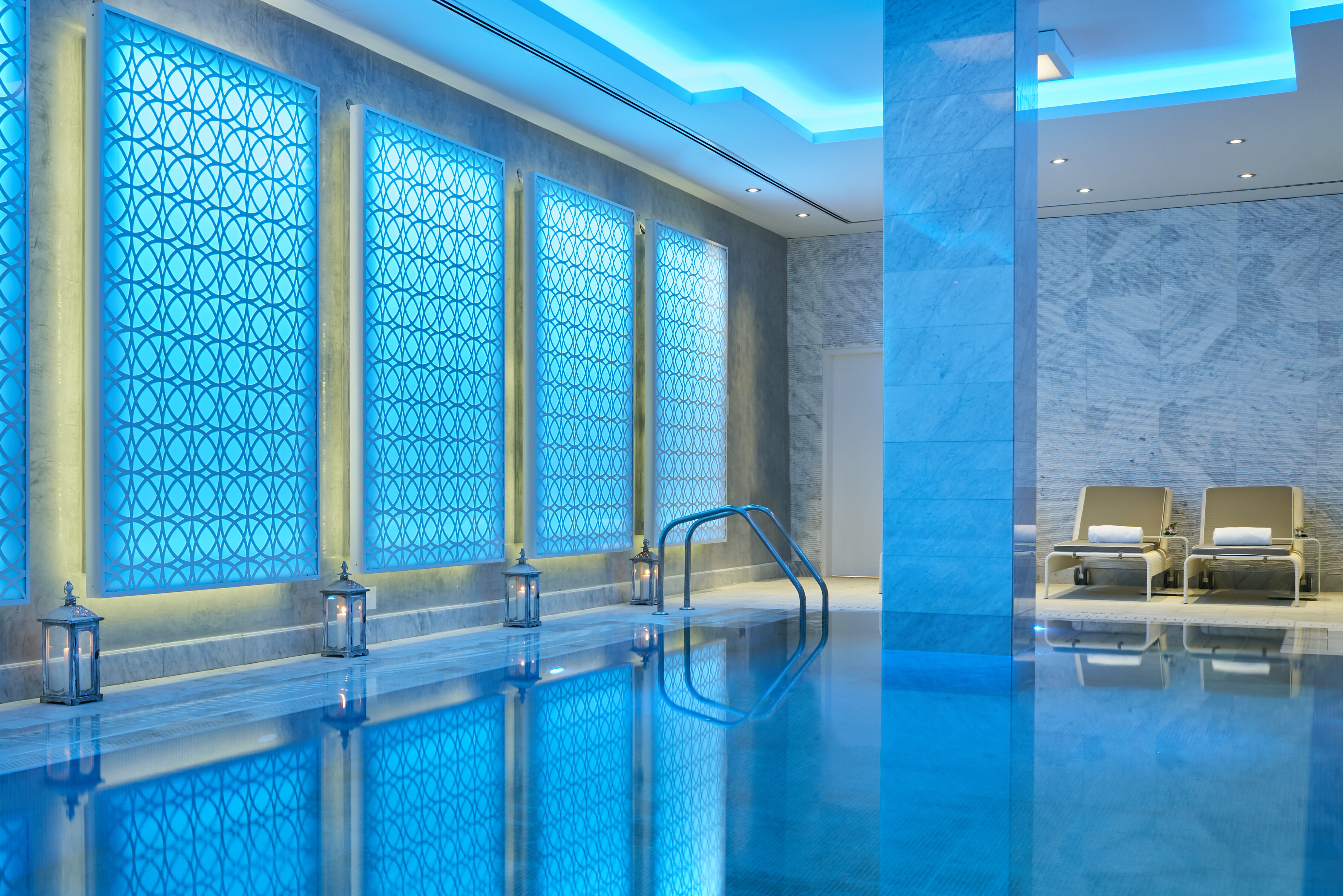 Binnenzwembadje in het Intercontinental Beach Resort in Doha in Qatar