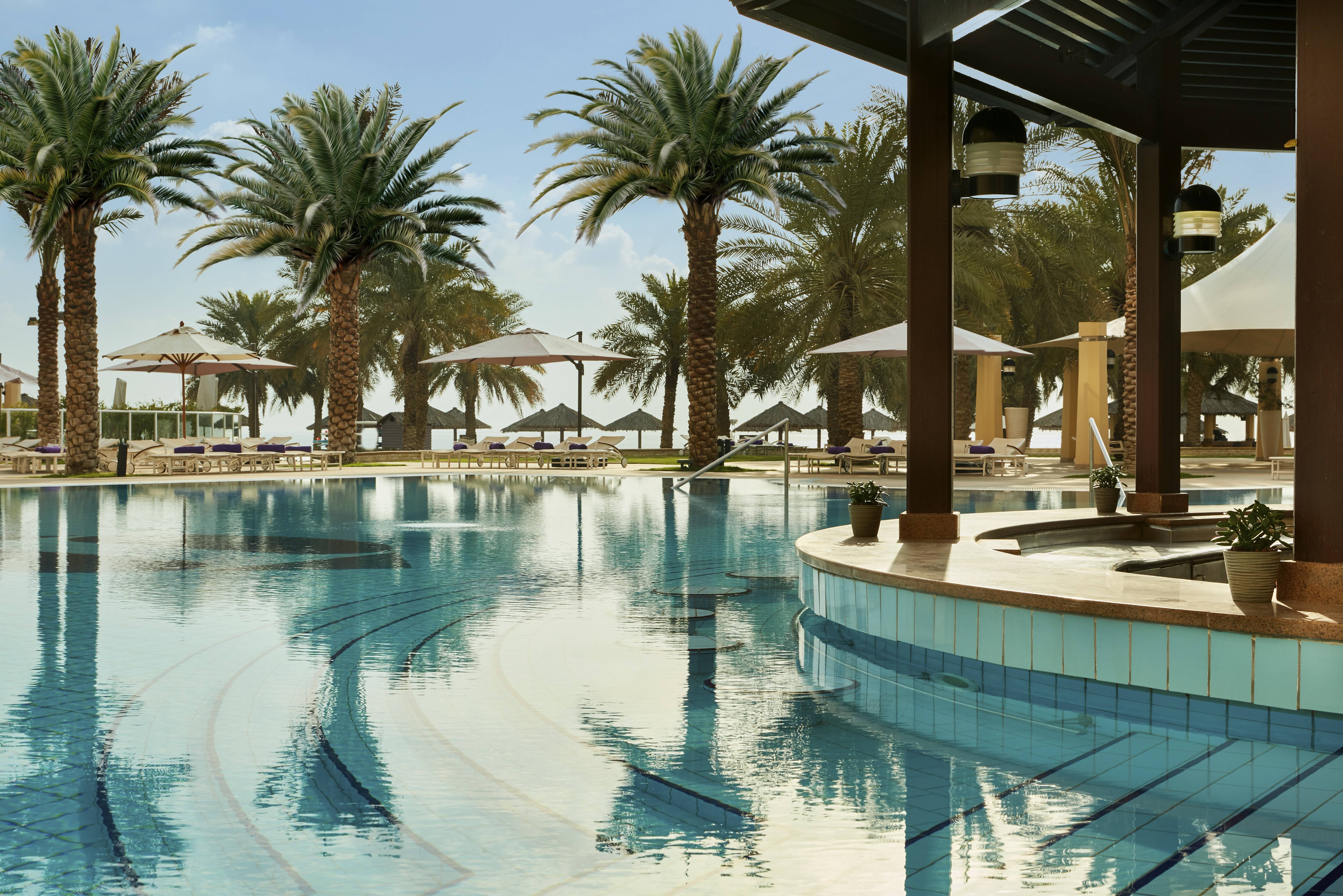 Pool bar van het Intercontinental Beach Resort in Doha in Qatar