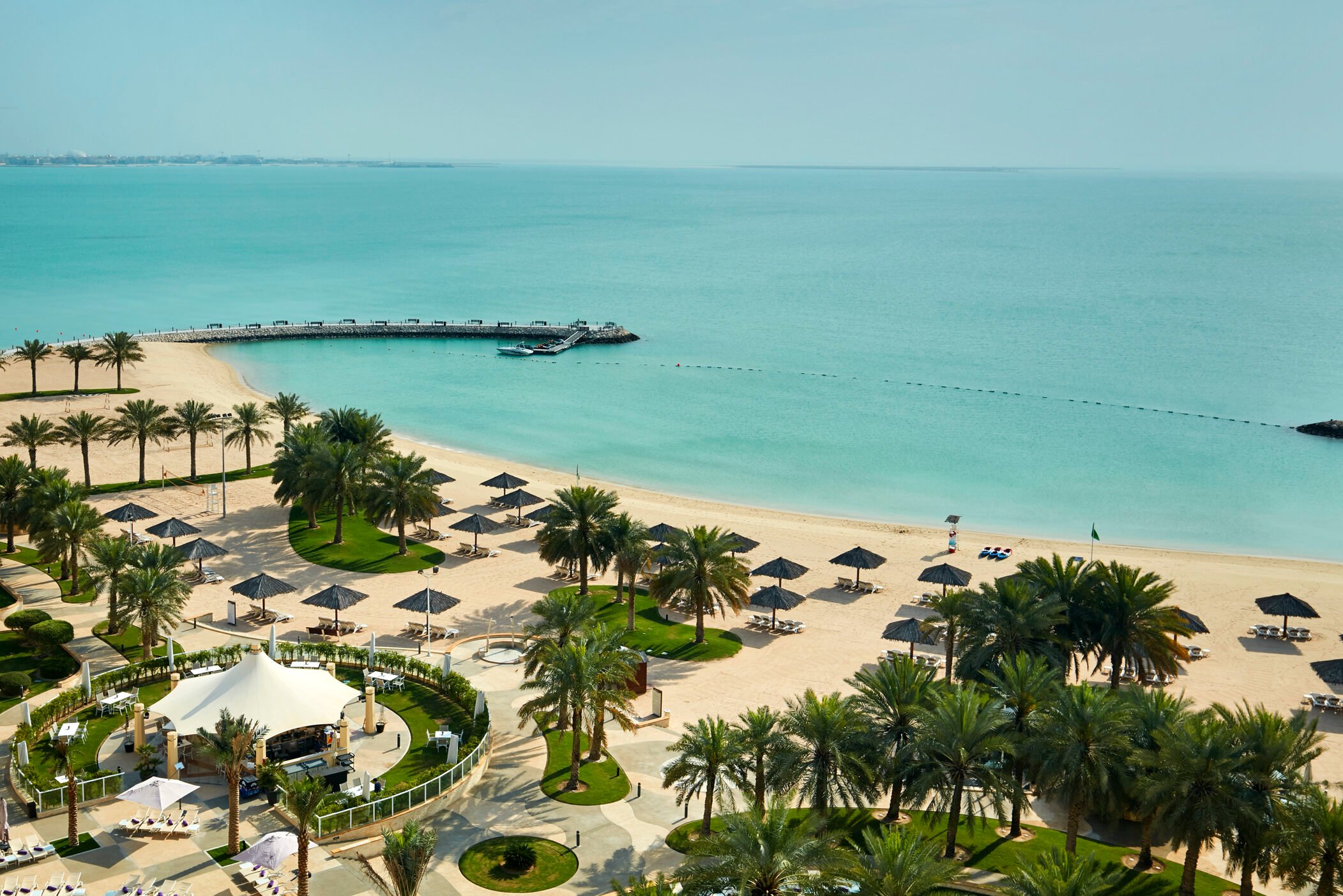 Eigen strand en zee bij het Intercontinental Beach Resort in Doha in Qatar