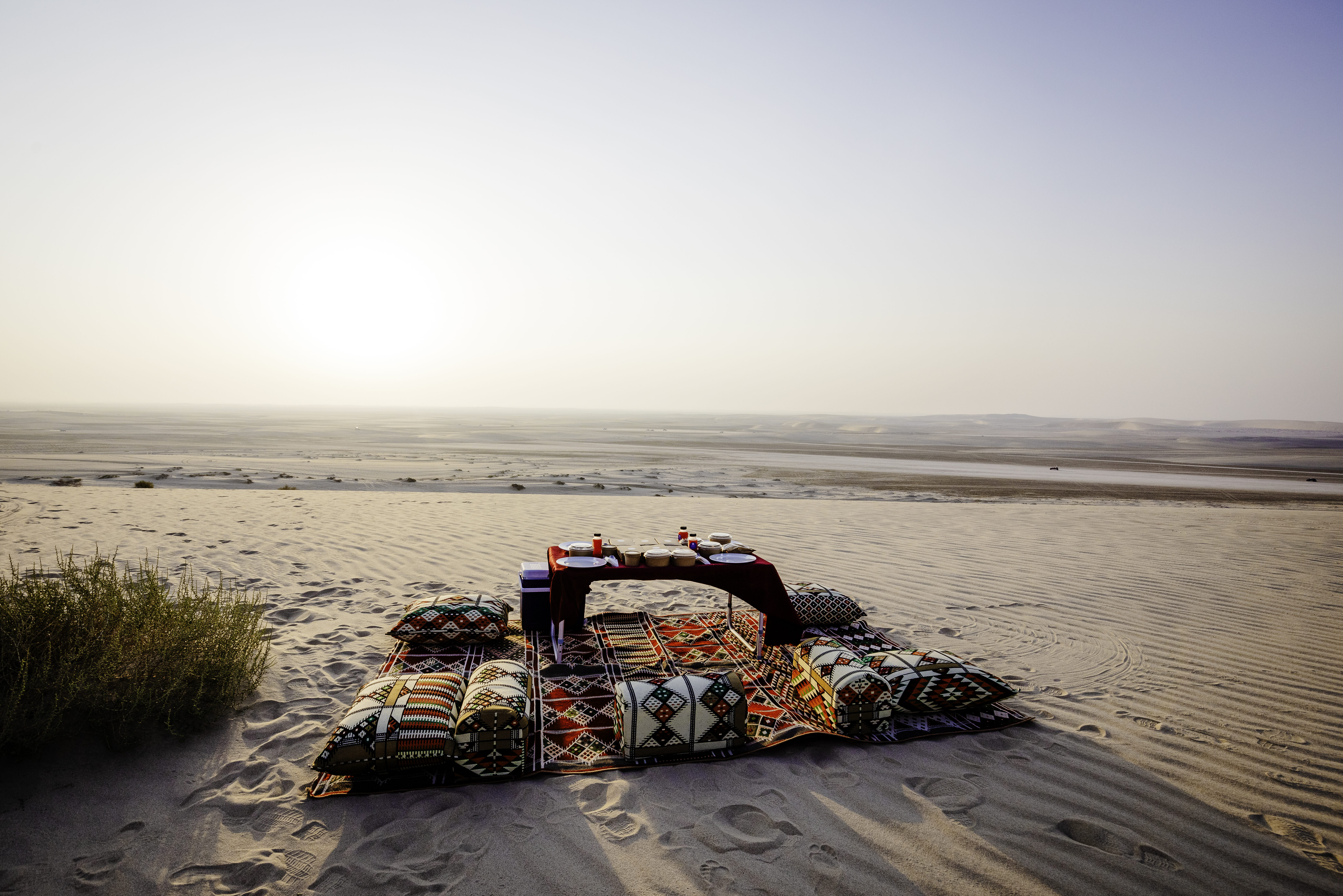 Diner setup in de woestijn in Qatar