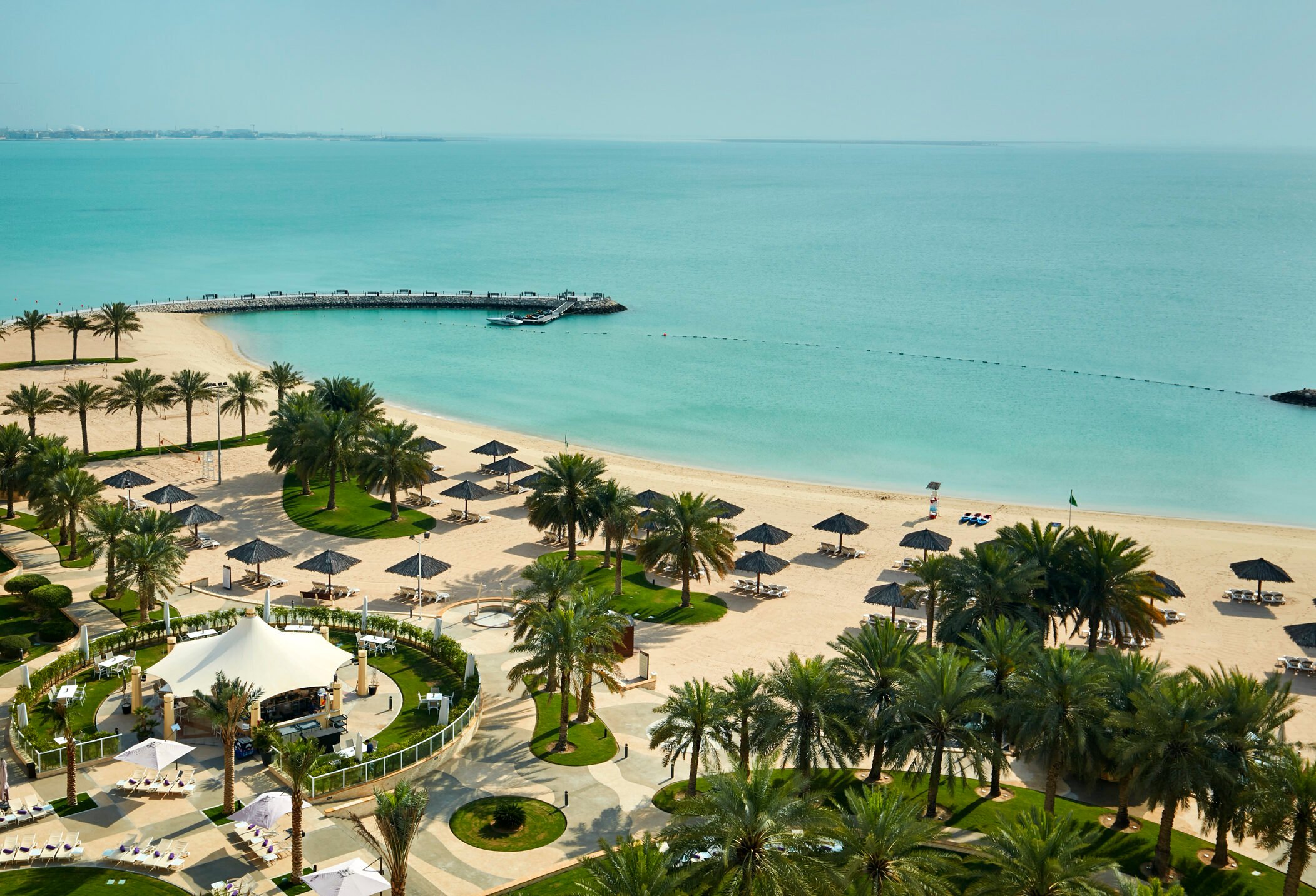 Strand van het Intercontinental Beach Resort in Doha in Qatar