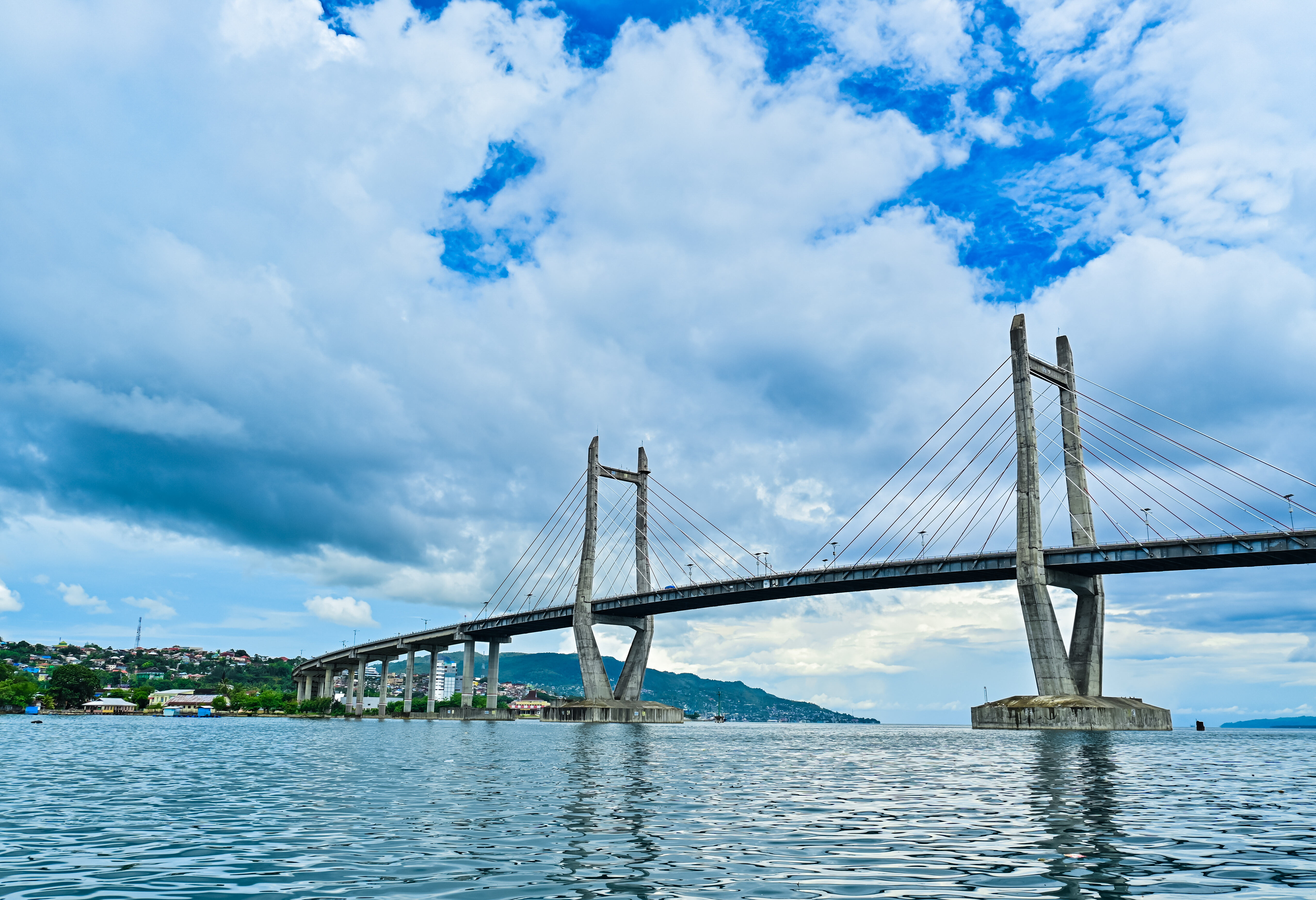 De brug over Ambon Bay in Ambon in de Molukken
