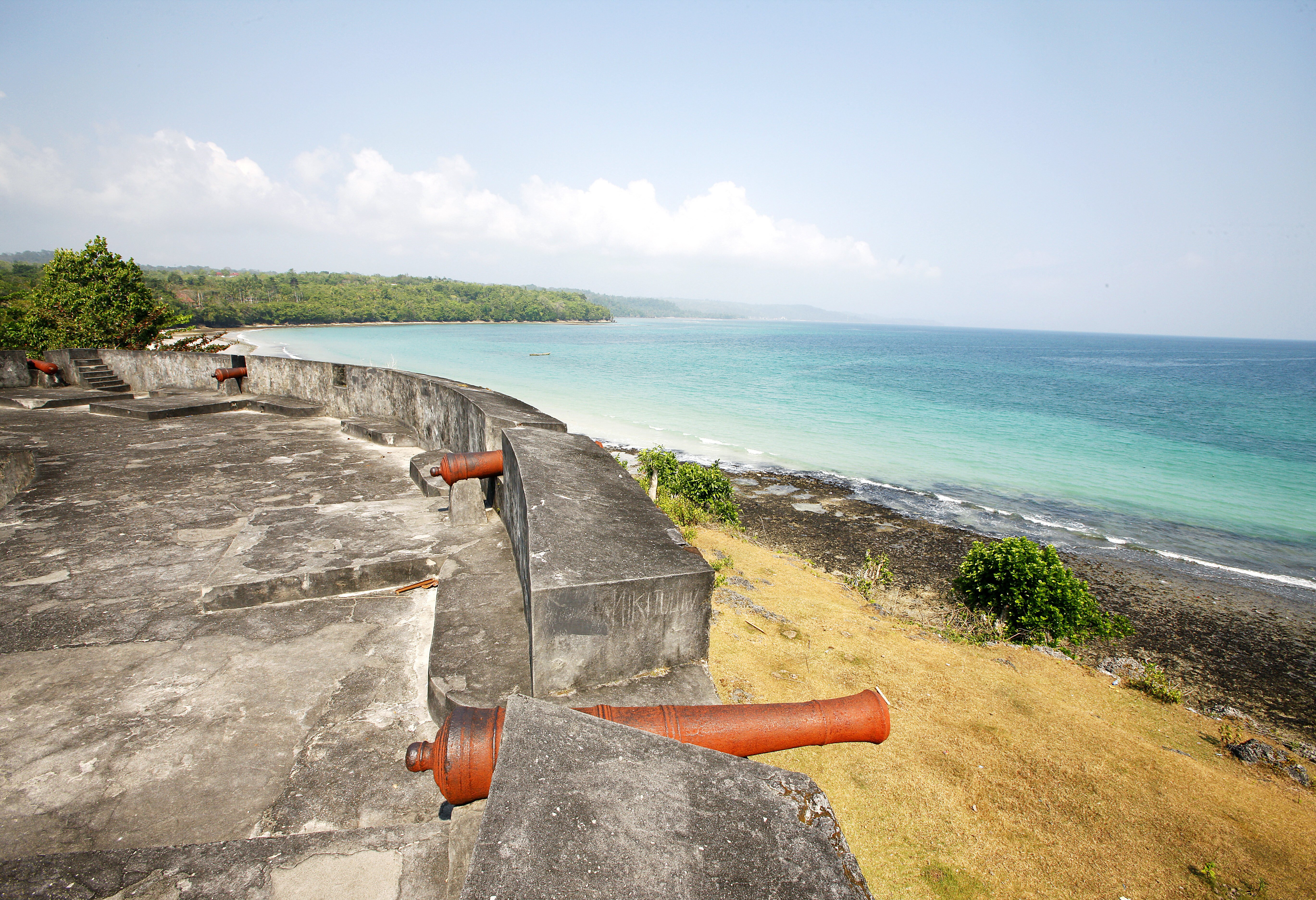 Fort Duurstede met uitzicht op zee op Saparua in de Molukken