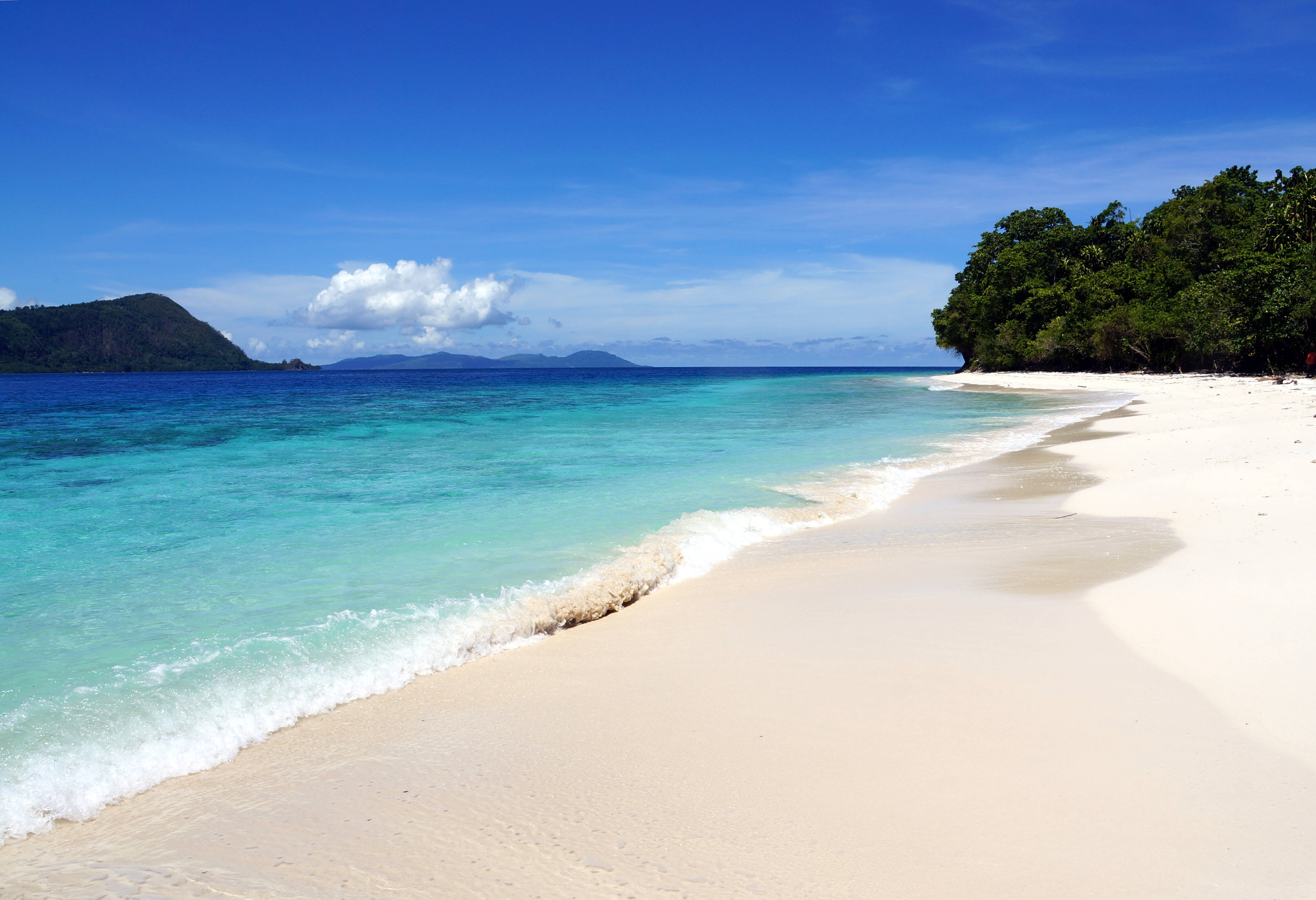 Strand van Molana Island nabij Saparua in de Molukken