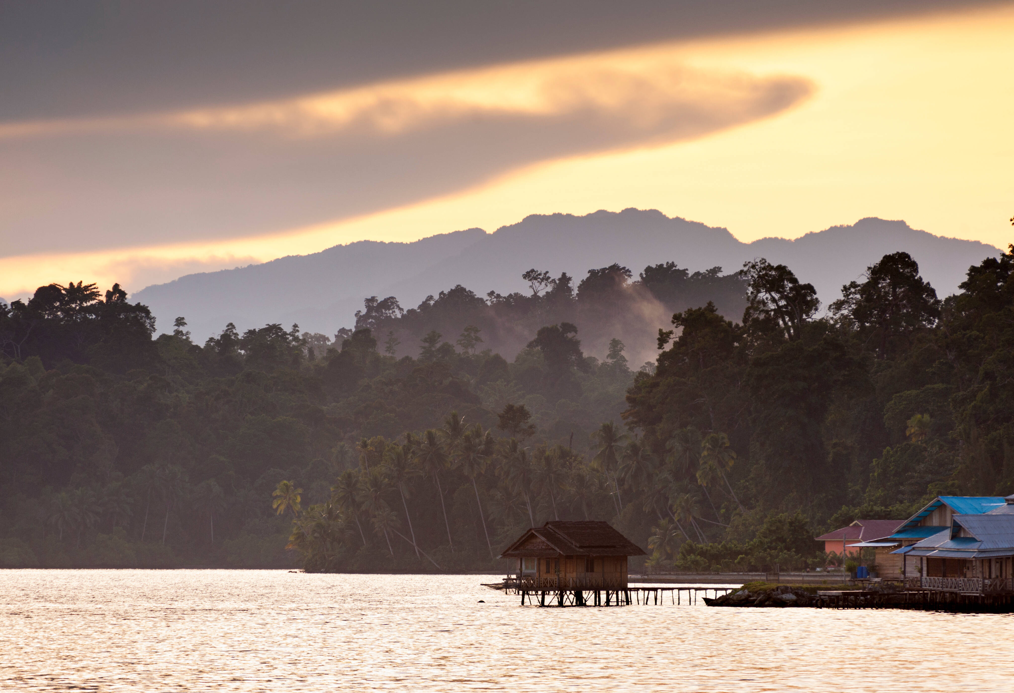 Varen over de Salawai rivier op het eiland Seram in de Molukken
