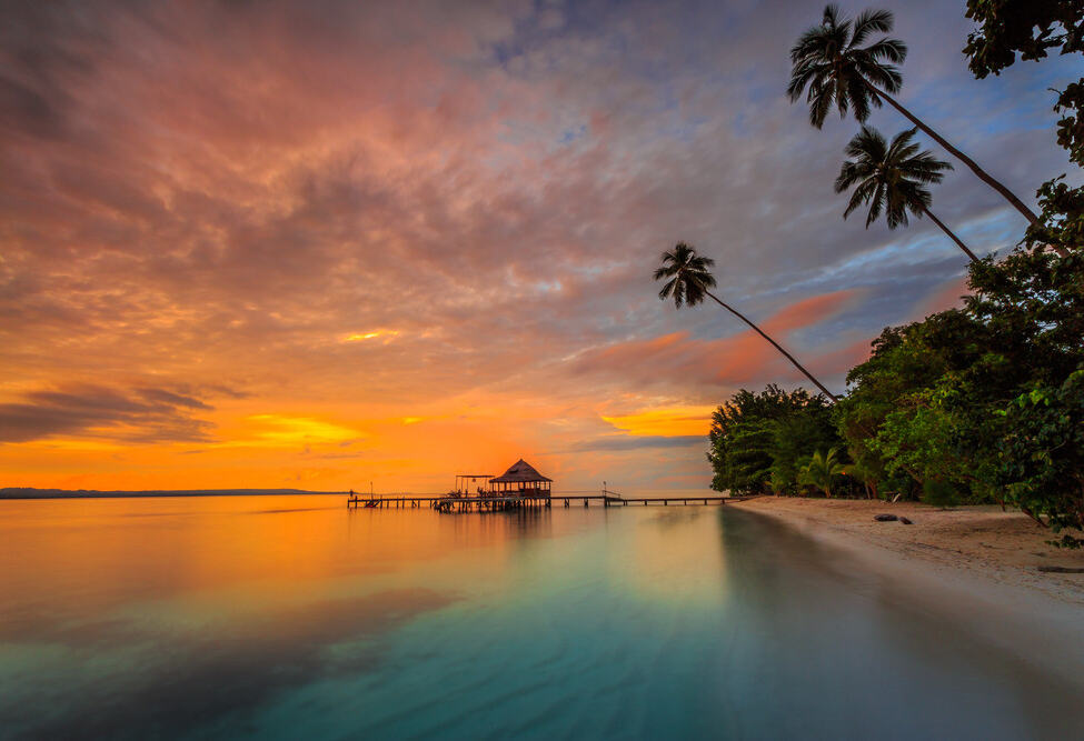 Zonsondergang bij Ora Beach op het eiland Seram in de Molukken