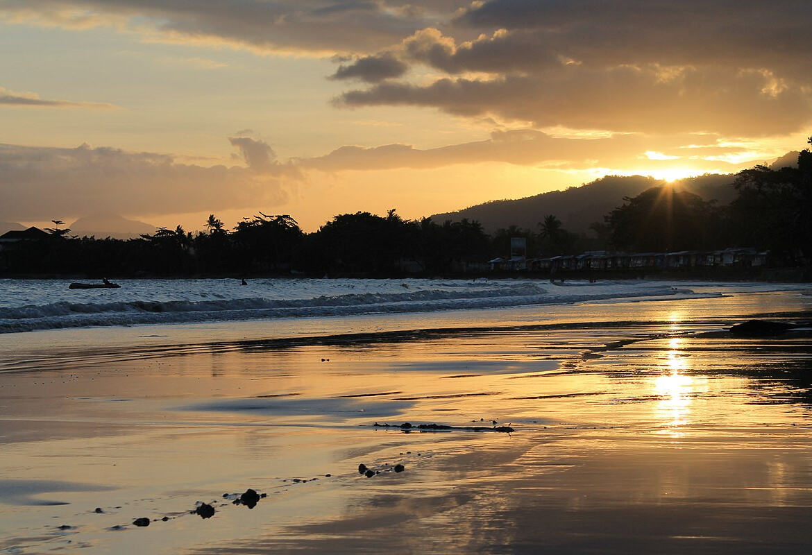 Zonsondergang bij Natsepa Beach op Ambon in de Molukken