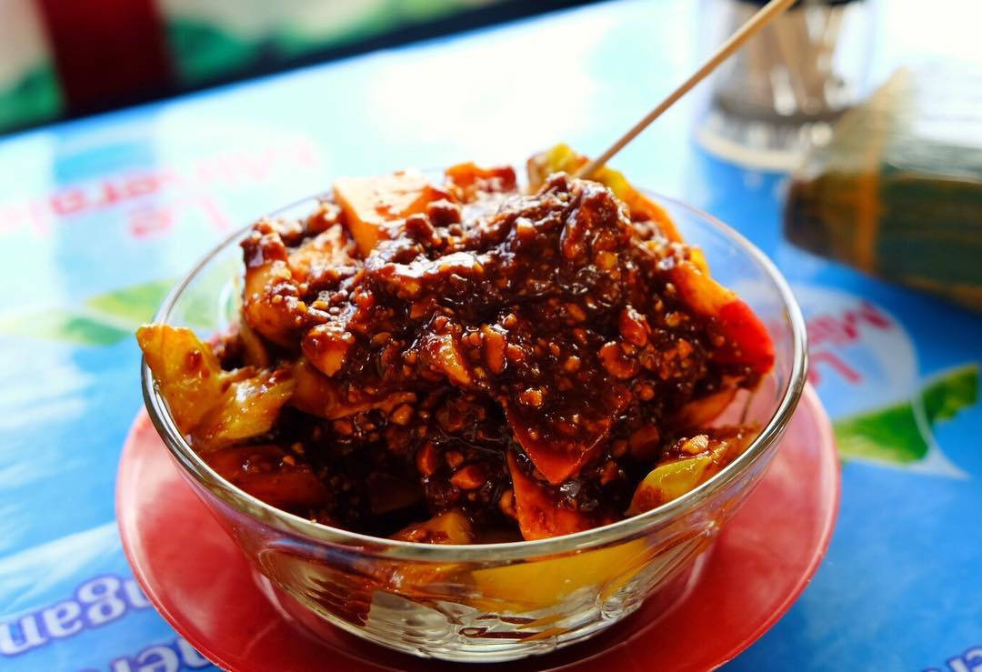 Rujak op Natsepa Beach op Ambon in de Molukken