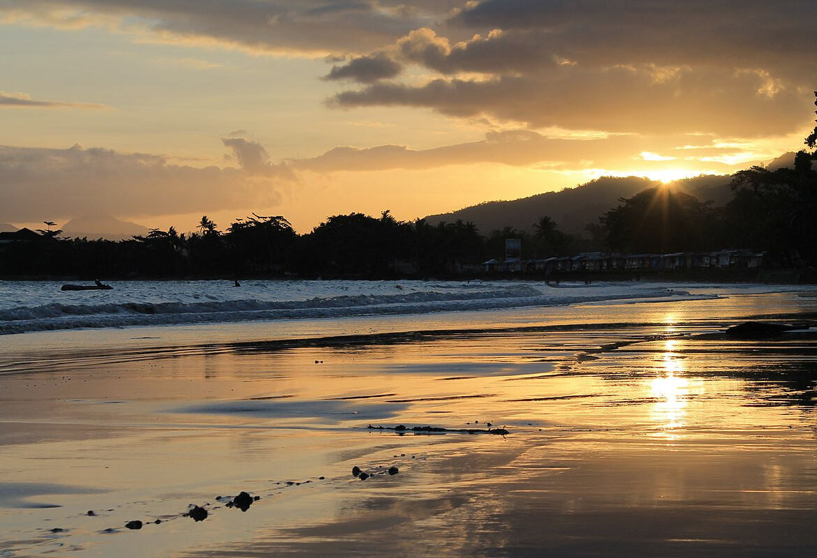 Zonsondergang op Natsepa Beach op Ambon in de Molukken