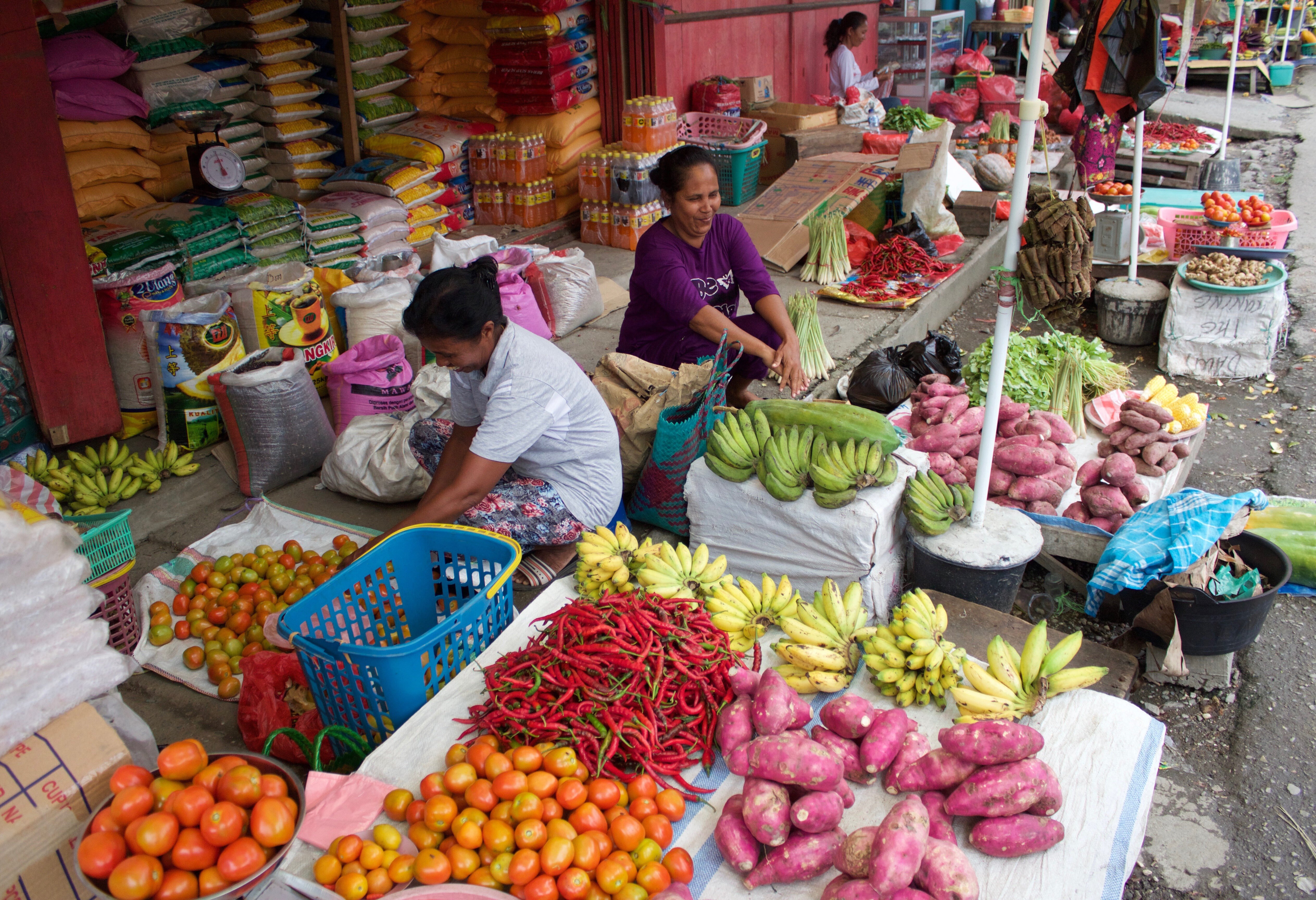 Lokale markt op Saparua in de Molukken