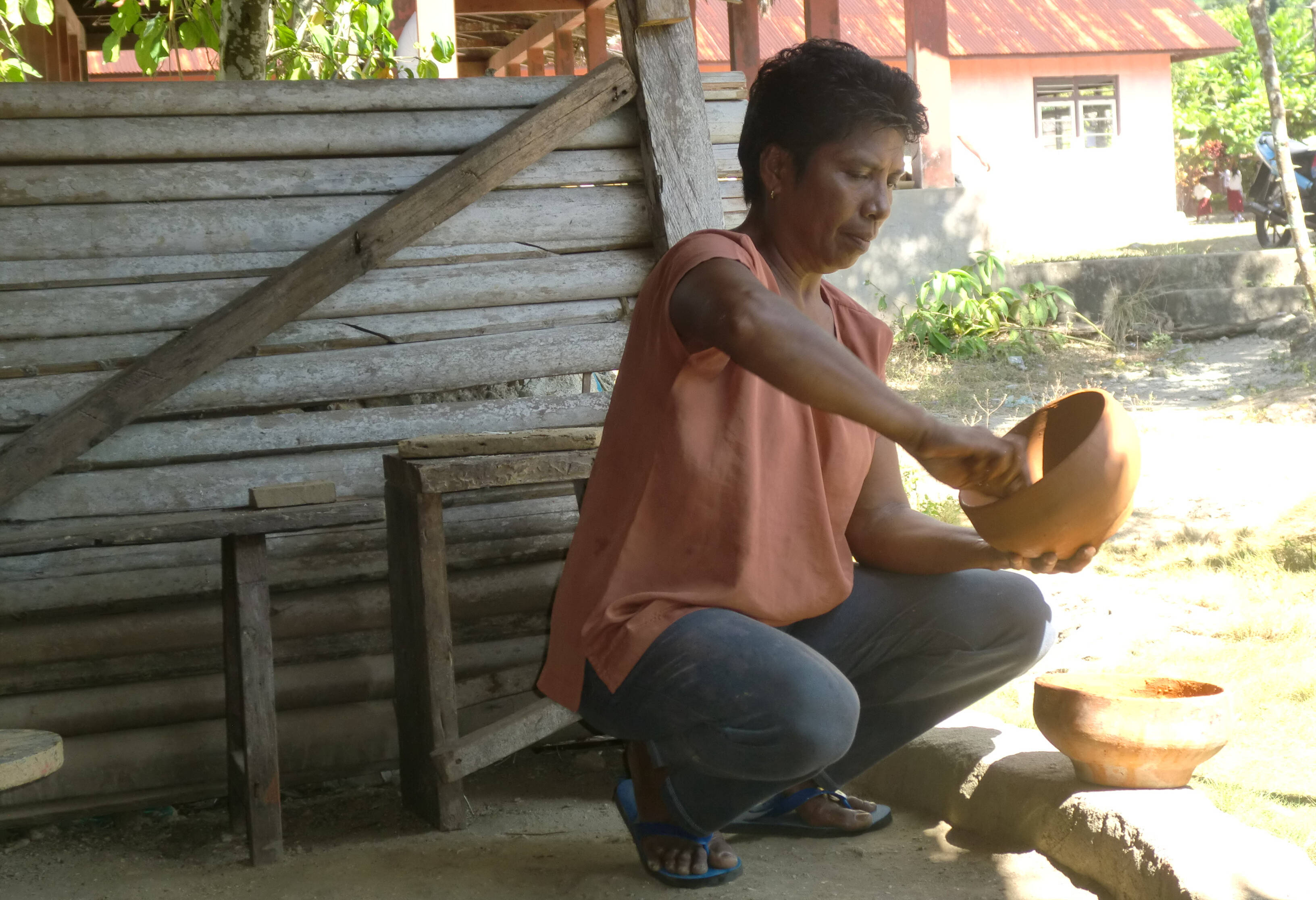 Op traditionele wijze pottenbakken in Ouw op Saparua in de Molukken