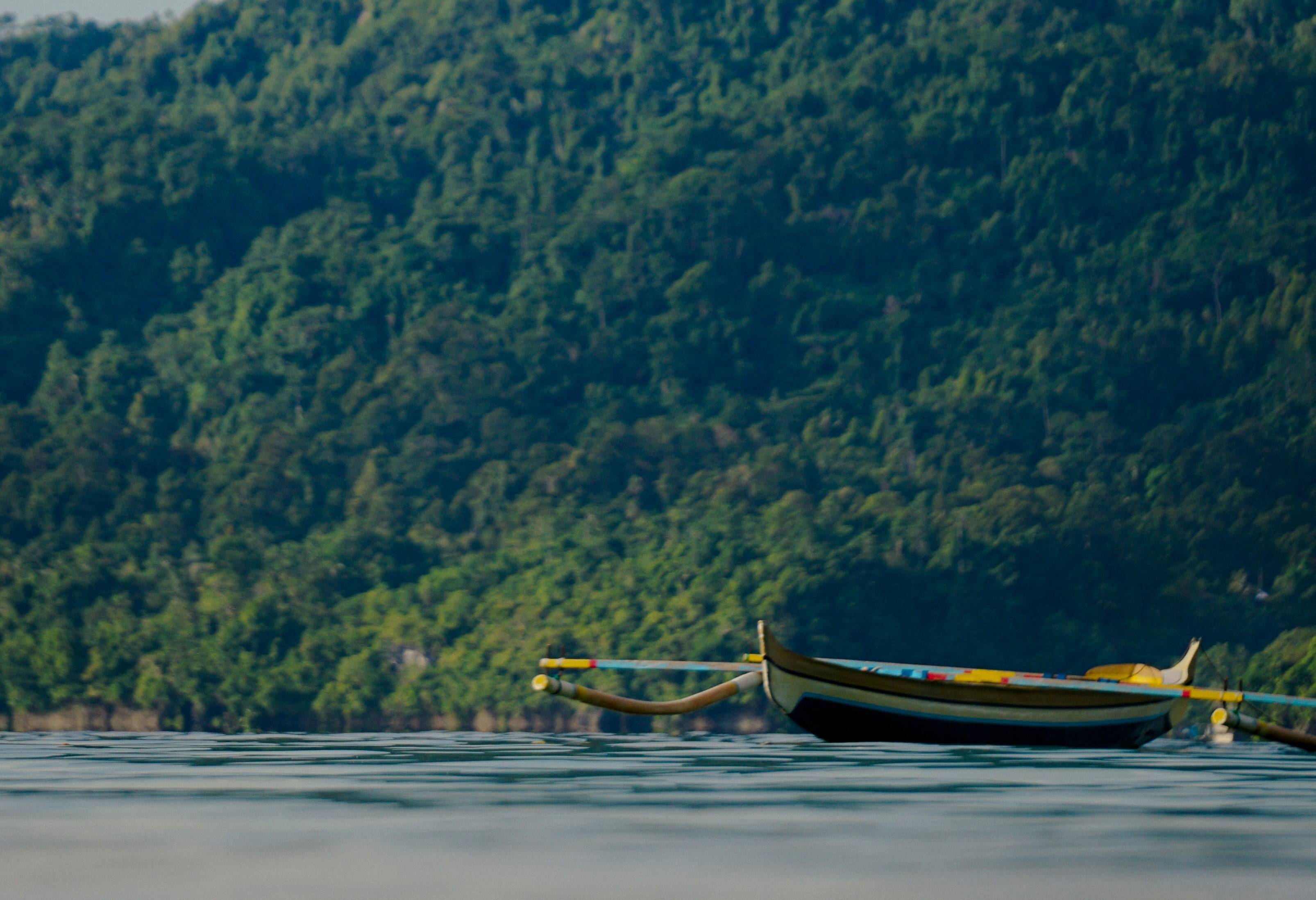 Per bootje varen naar Kamariang op Seram in de Molukken