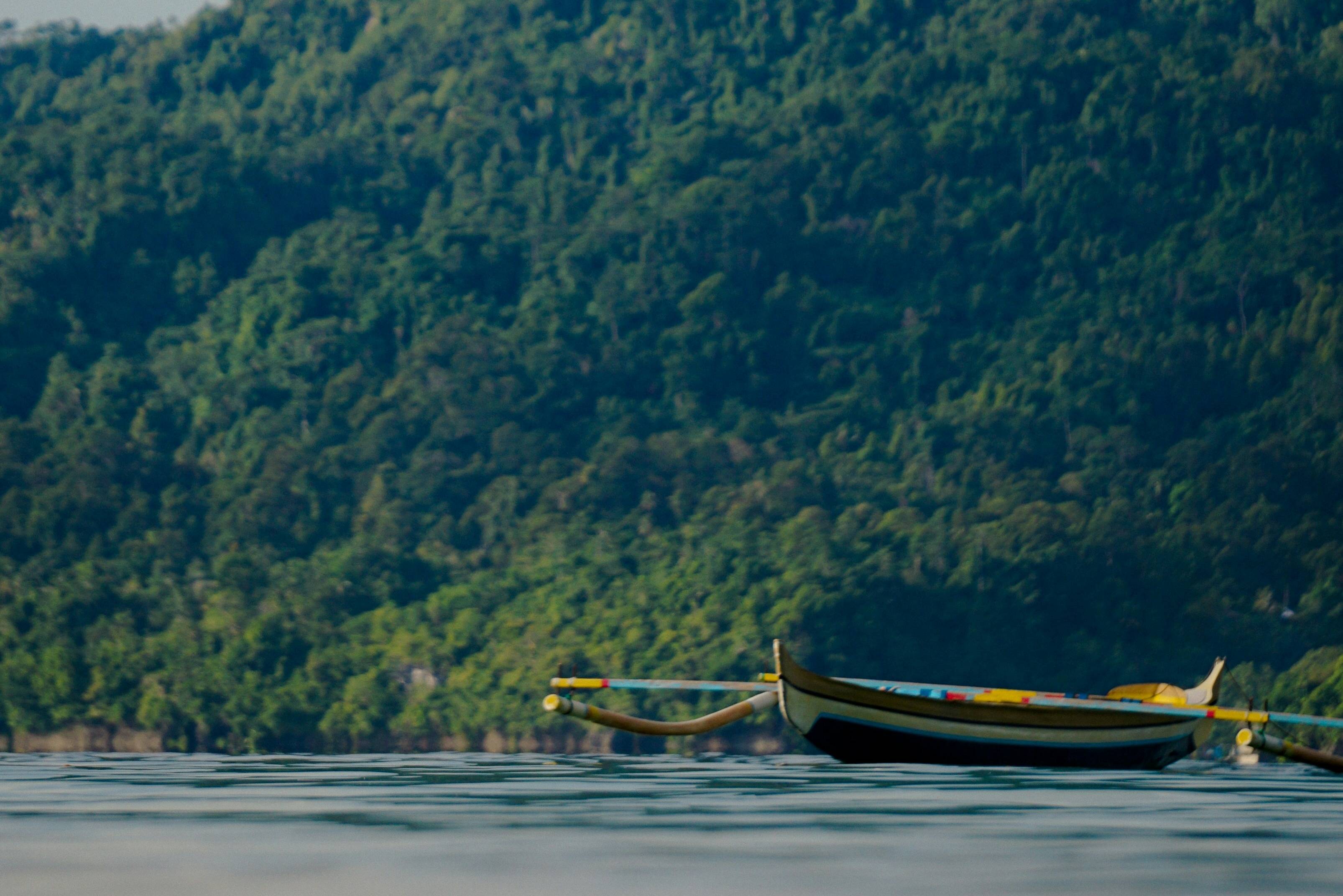 Varen naar Kamariang Village op Seram in de Molukken