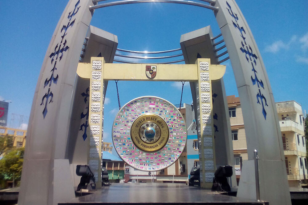 World Peace Gong in Ambon in de Molukken