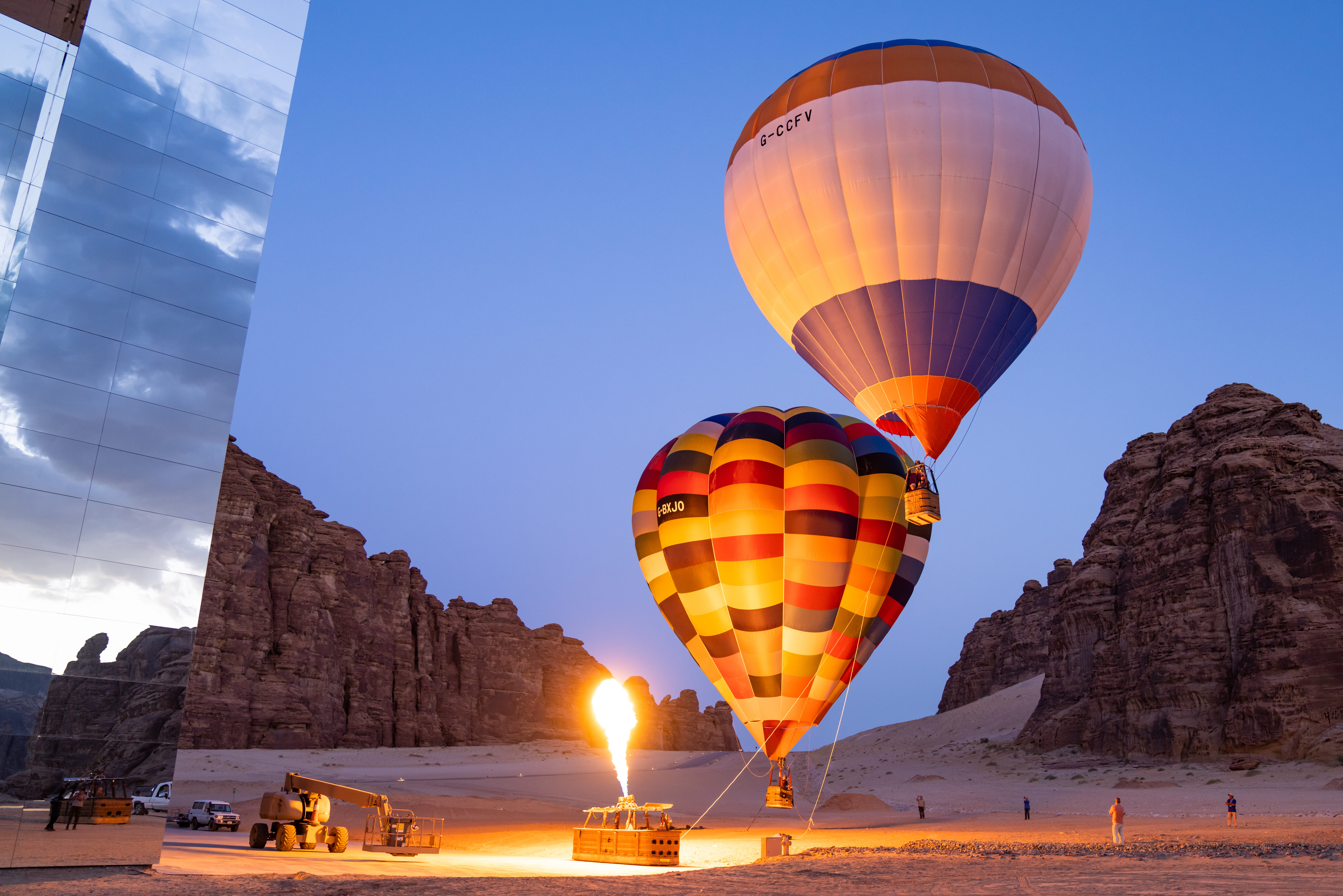 Luchtballon stijgt op voor zonsopkomst Al Ula