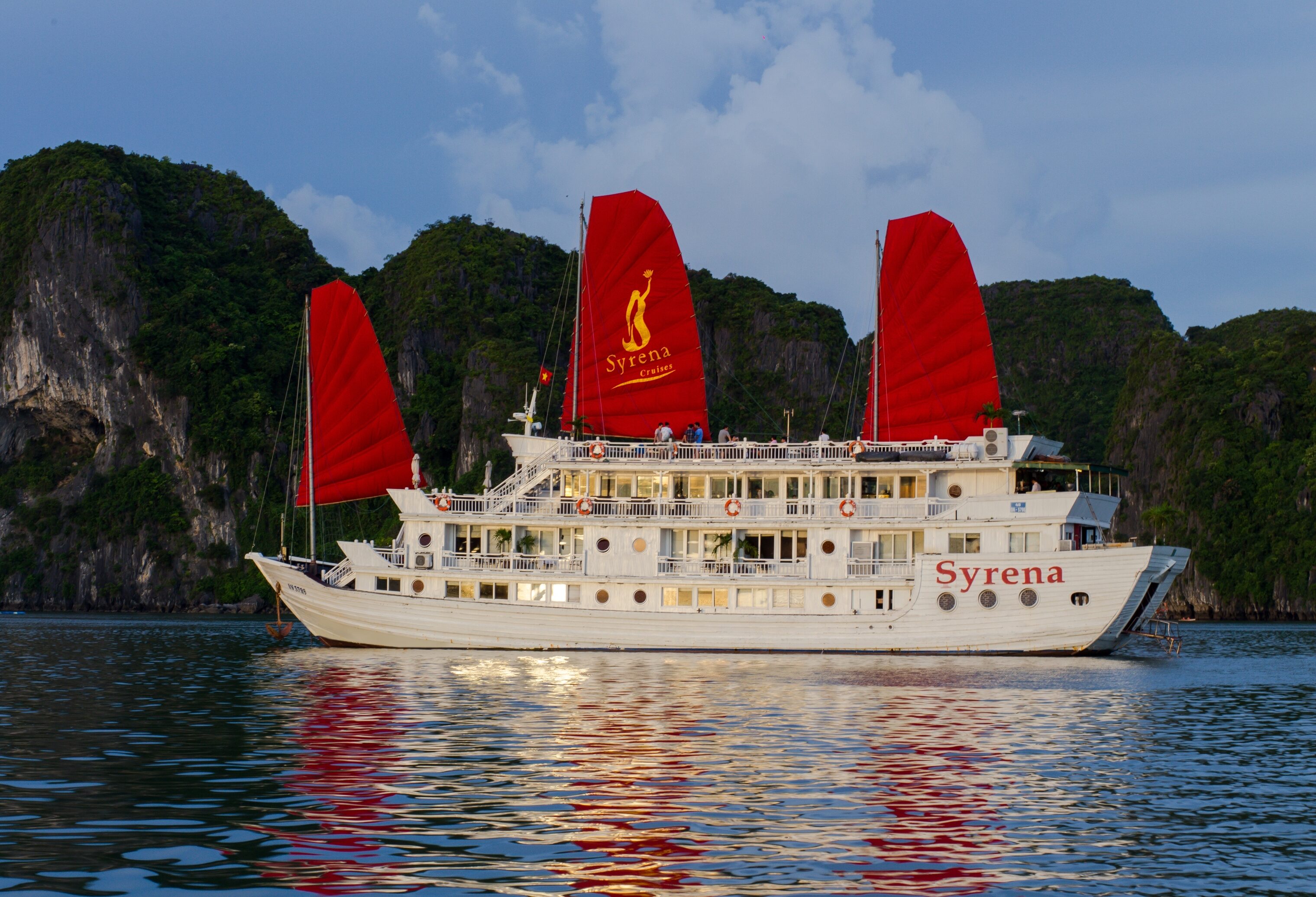 Syrena Cruise in Halong Bay Vietnam
