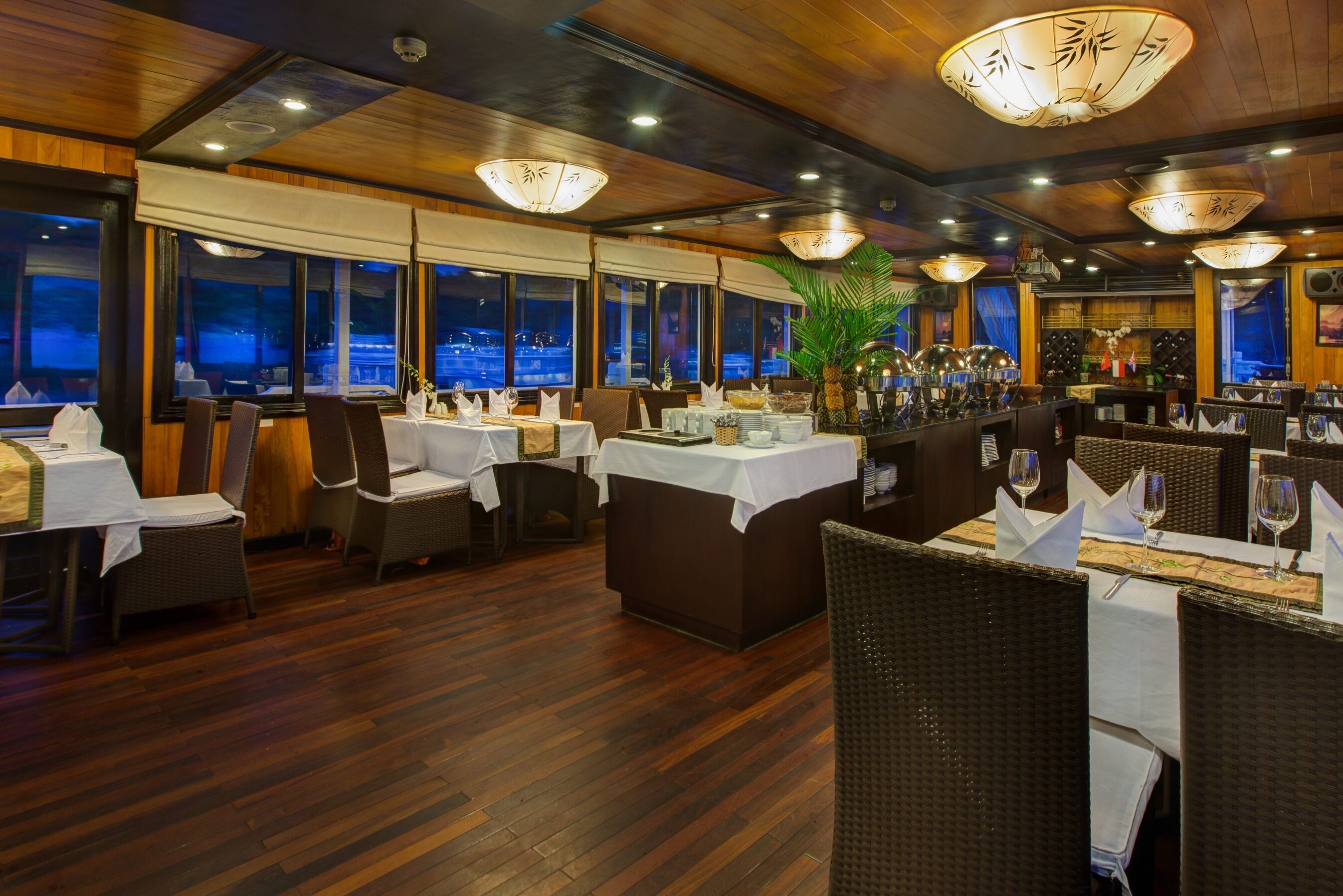 Restaurant aan boord Syrena Cruise