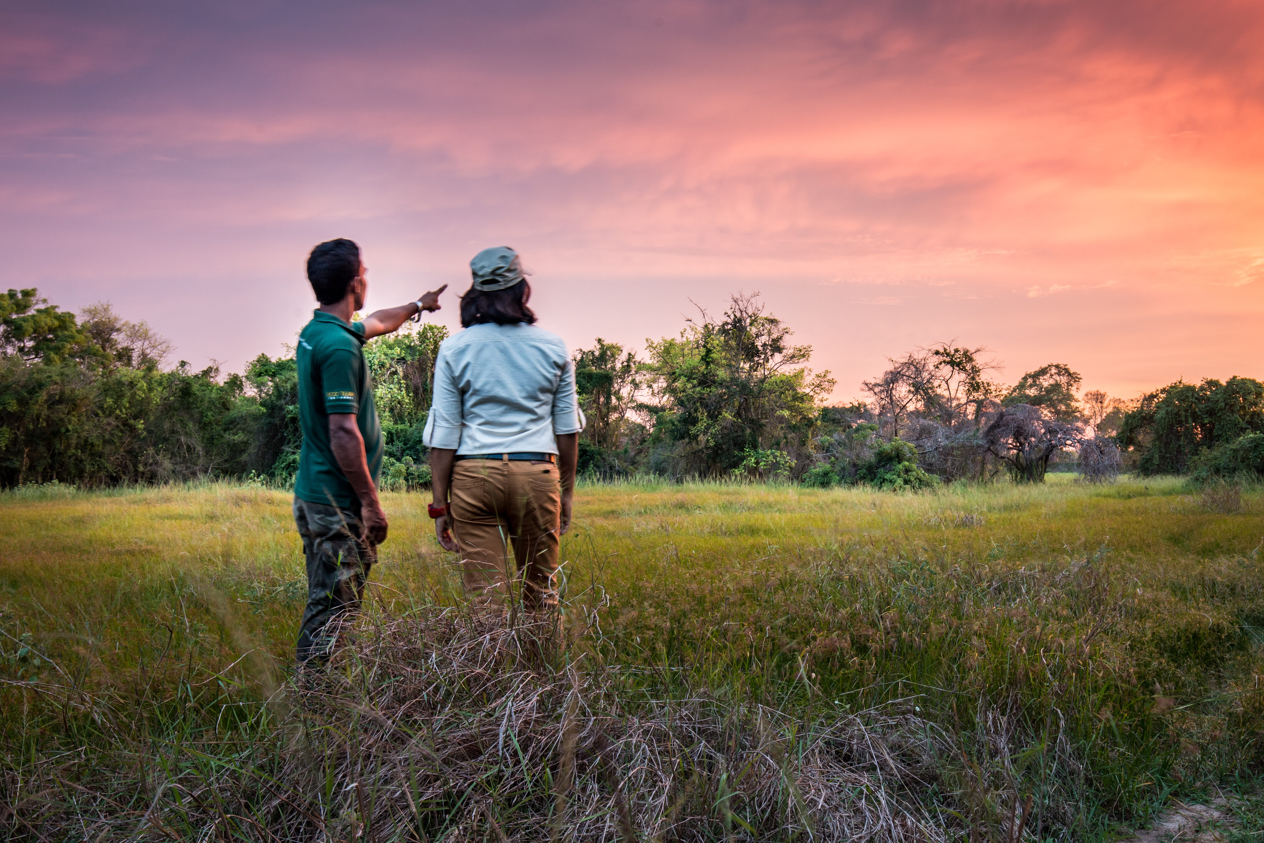 Sri-Lanka-Yala-NP-Mahoora-tent-camp-vrouw-met-gids-bij-zonsondergang