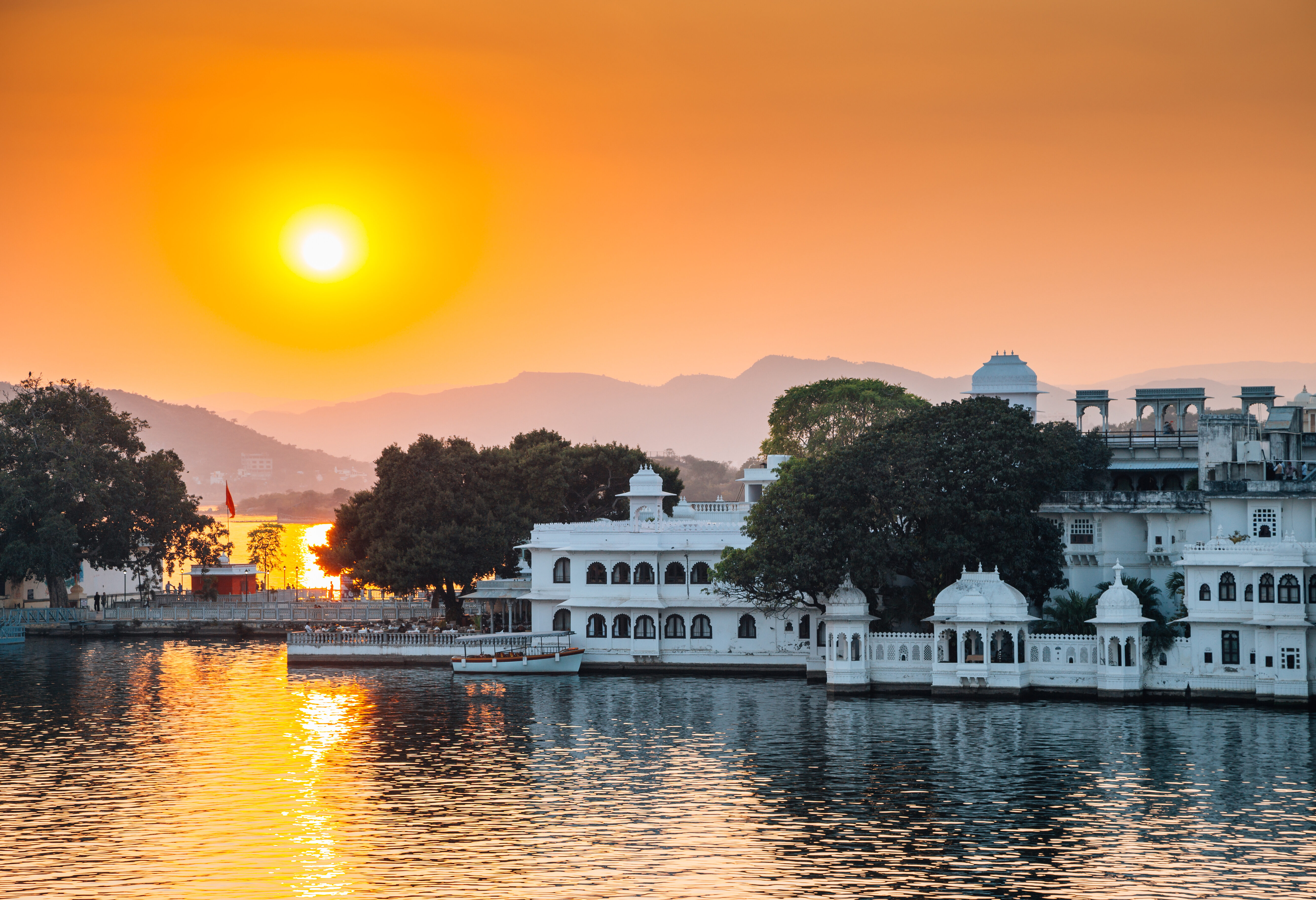 Pichola-meer bij Udaipur bij zonsondergang