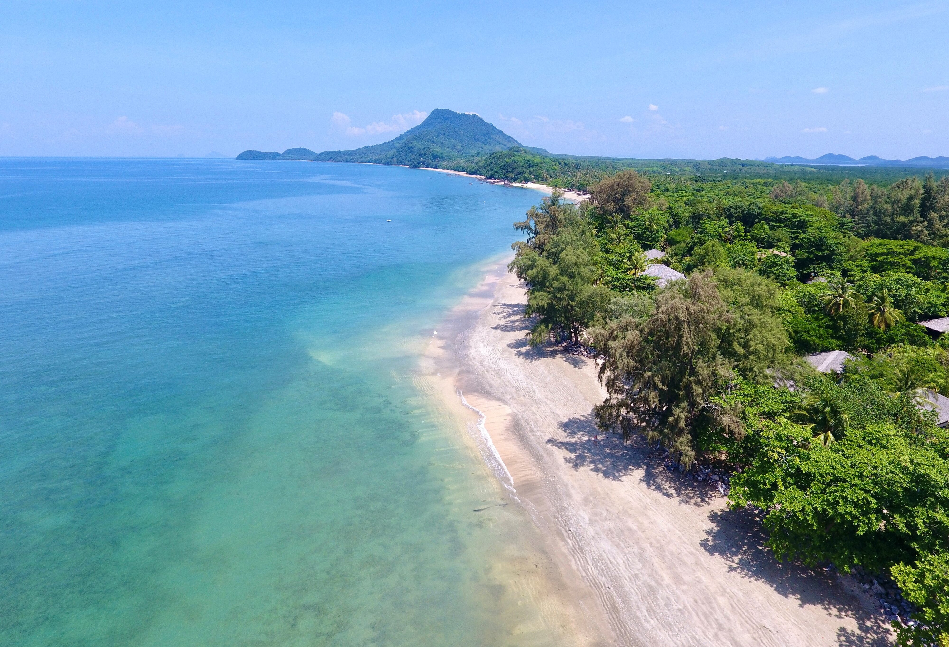 Strand van Koh Jum Beach Villas