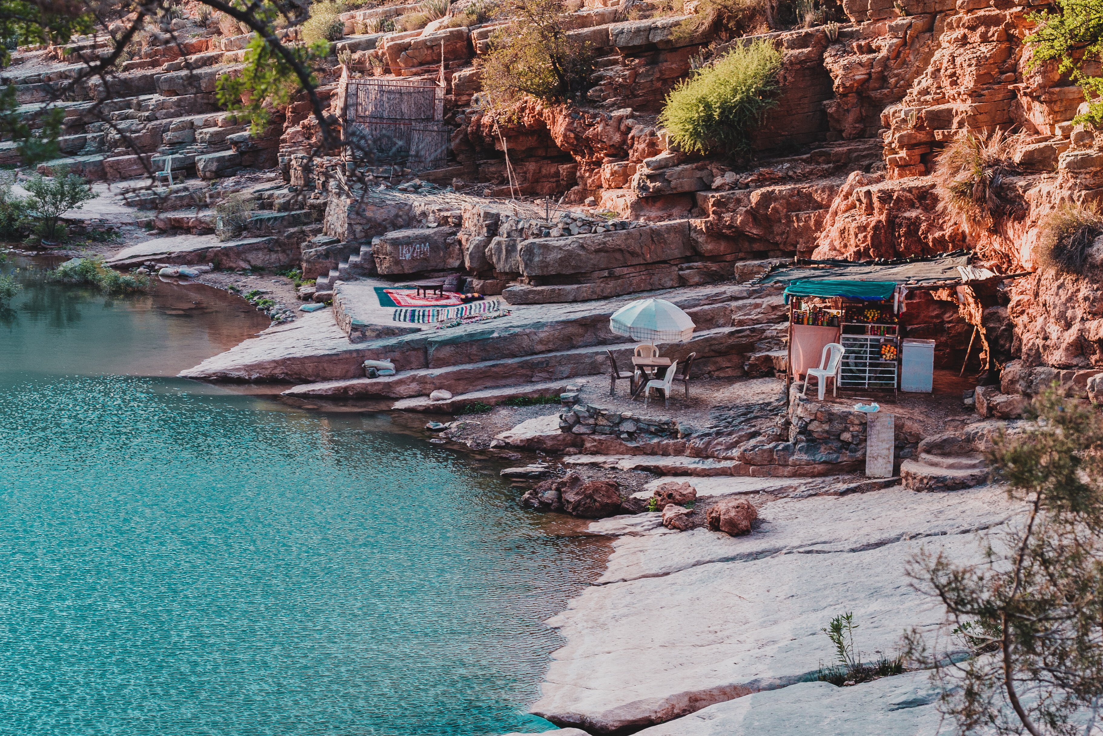 Zitjes en kraampjes langs het water Paradise Valley