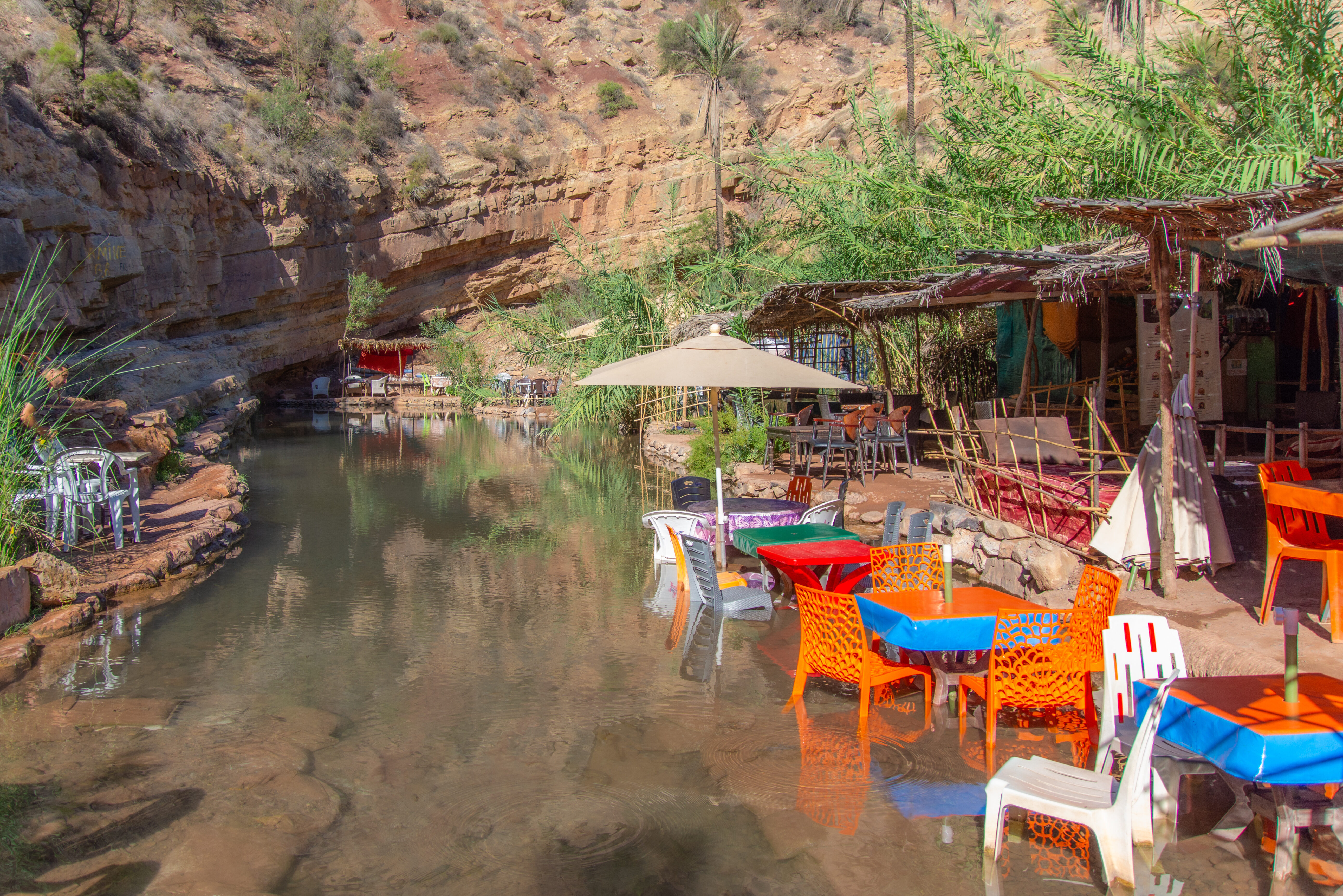 Diverse tentjes voor een drankje in het water