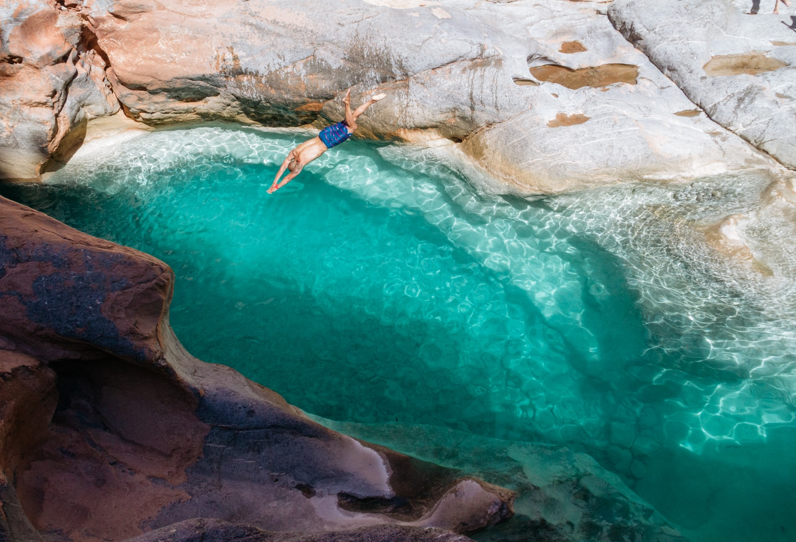 Man neemt een duik in Paradise Valley