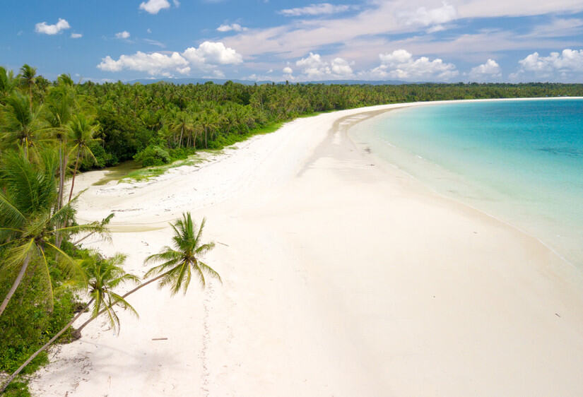 Paradijselijk zandstrand van de Kei eilanden in de Molukken