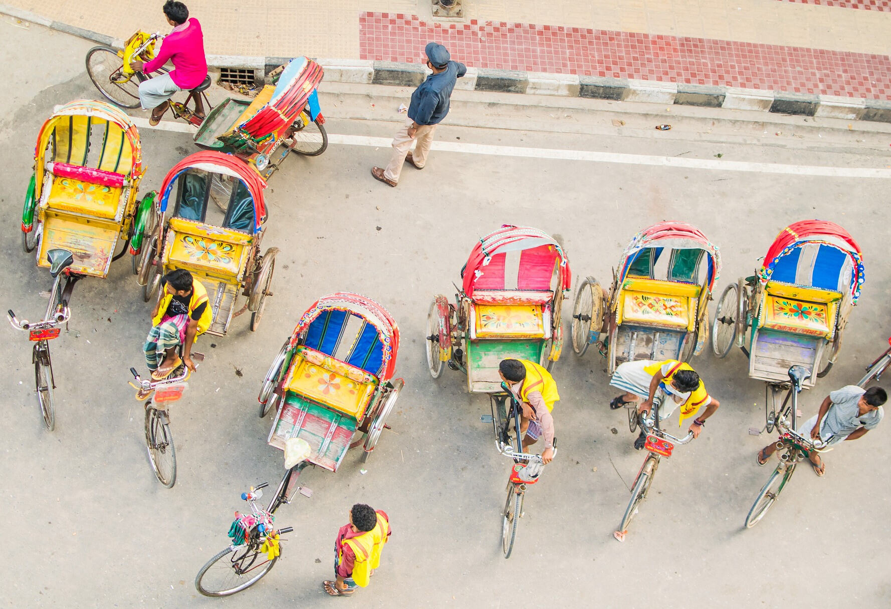 Kleurrijk straatbeeld in India met riksja's