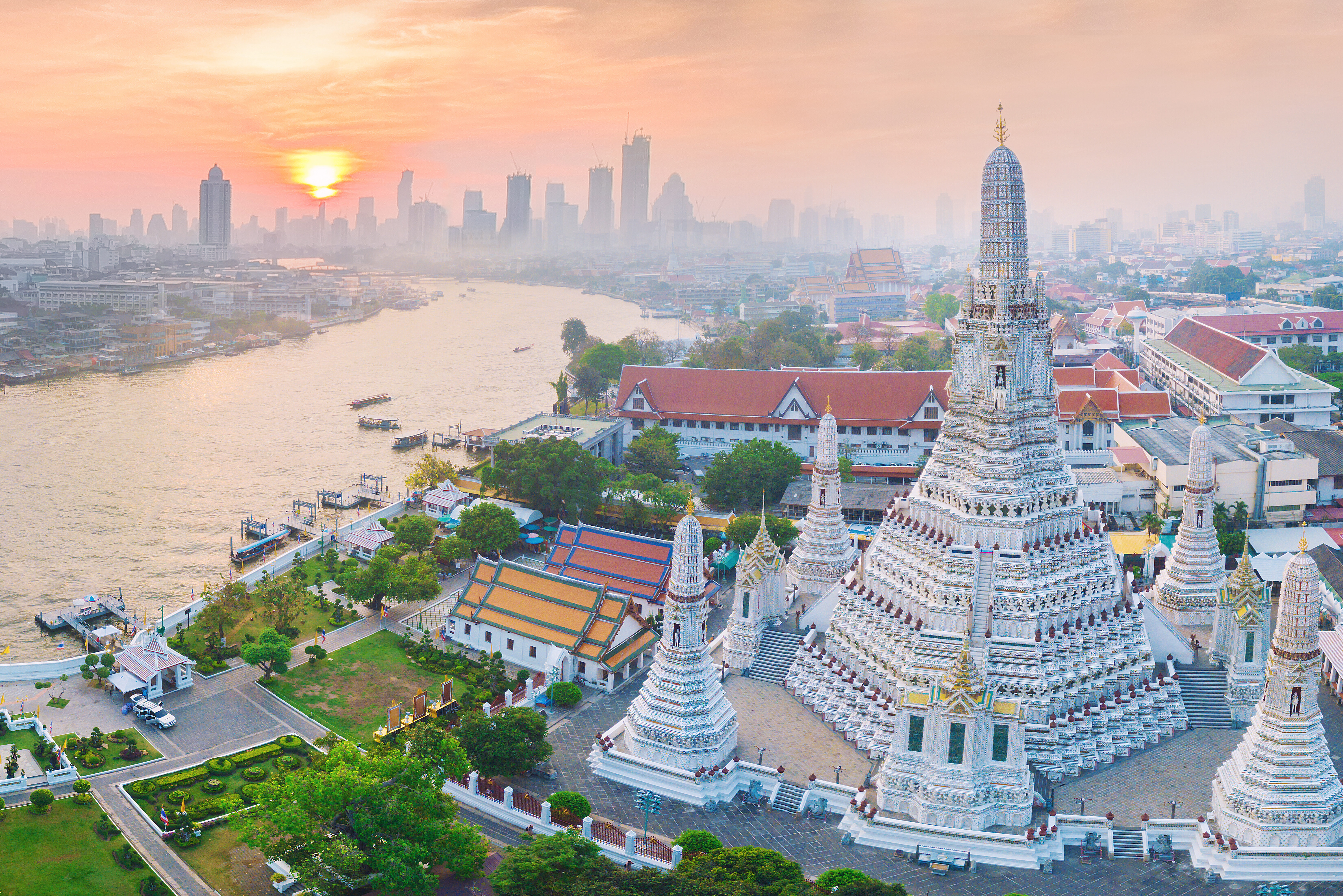Wat Arun aan de Chao Phraya-rivier in Bangkok