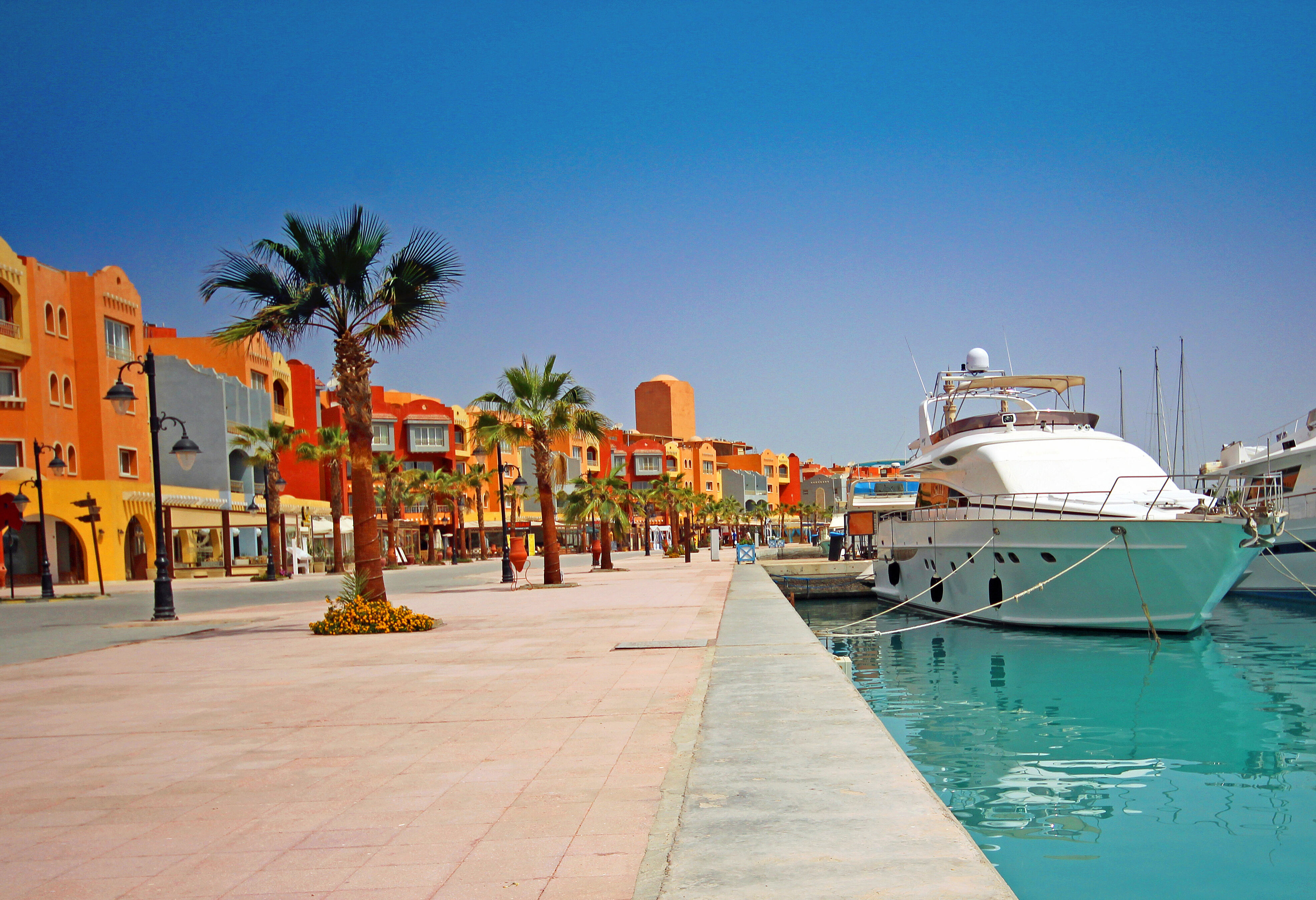 Hurghada Marina met kleurige gebouwen