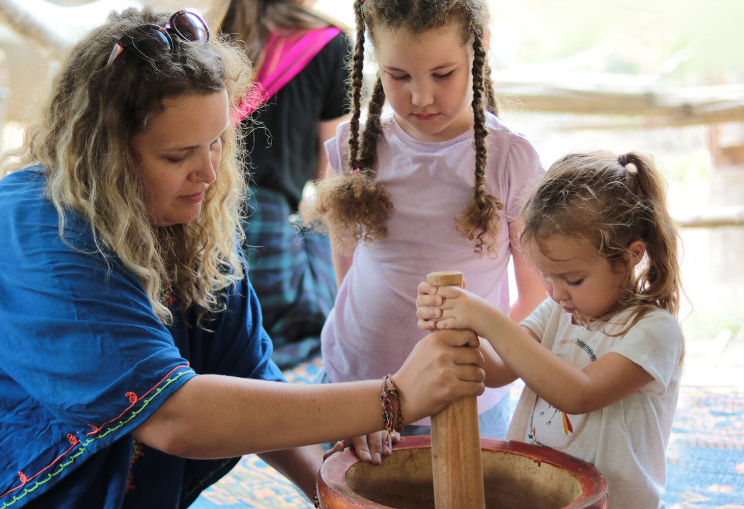 Kruidensnack voor de olifanten bereiden