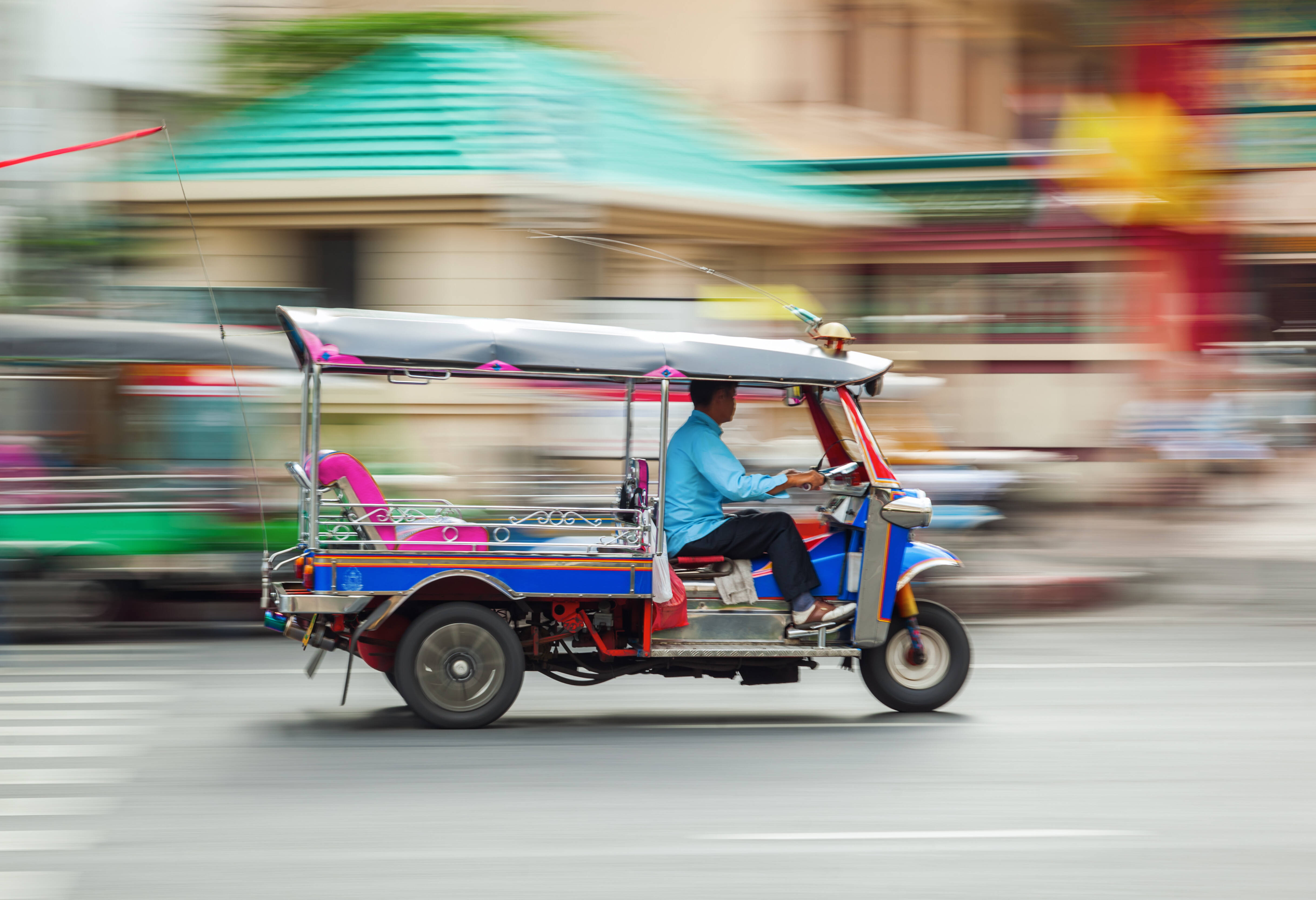Tuktuk in het verkeer van Bangkok